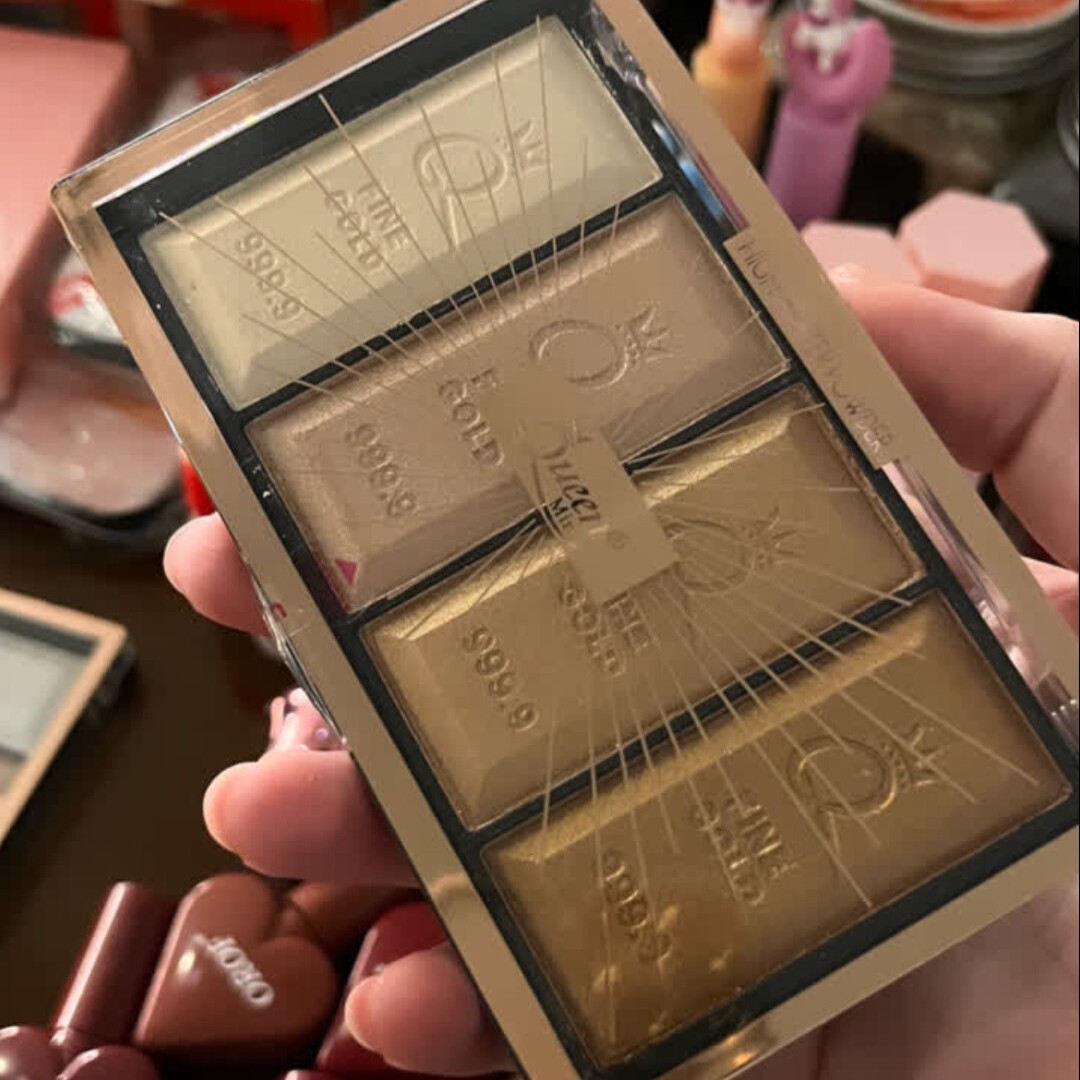 پالت هایلایتر مینی طرح شمش طلا Queen
پالت هایلایتر شمشی مینی کویین

