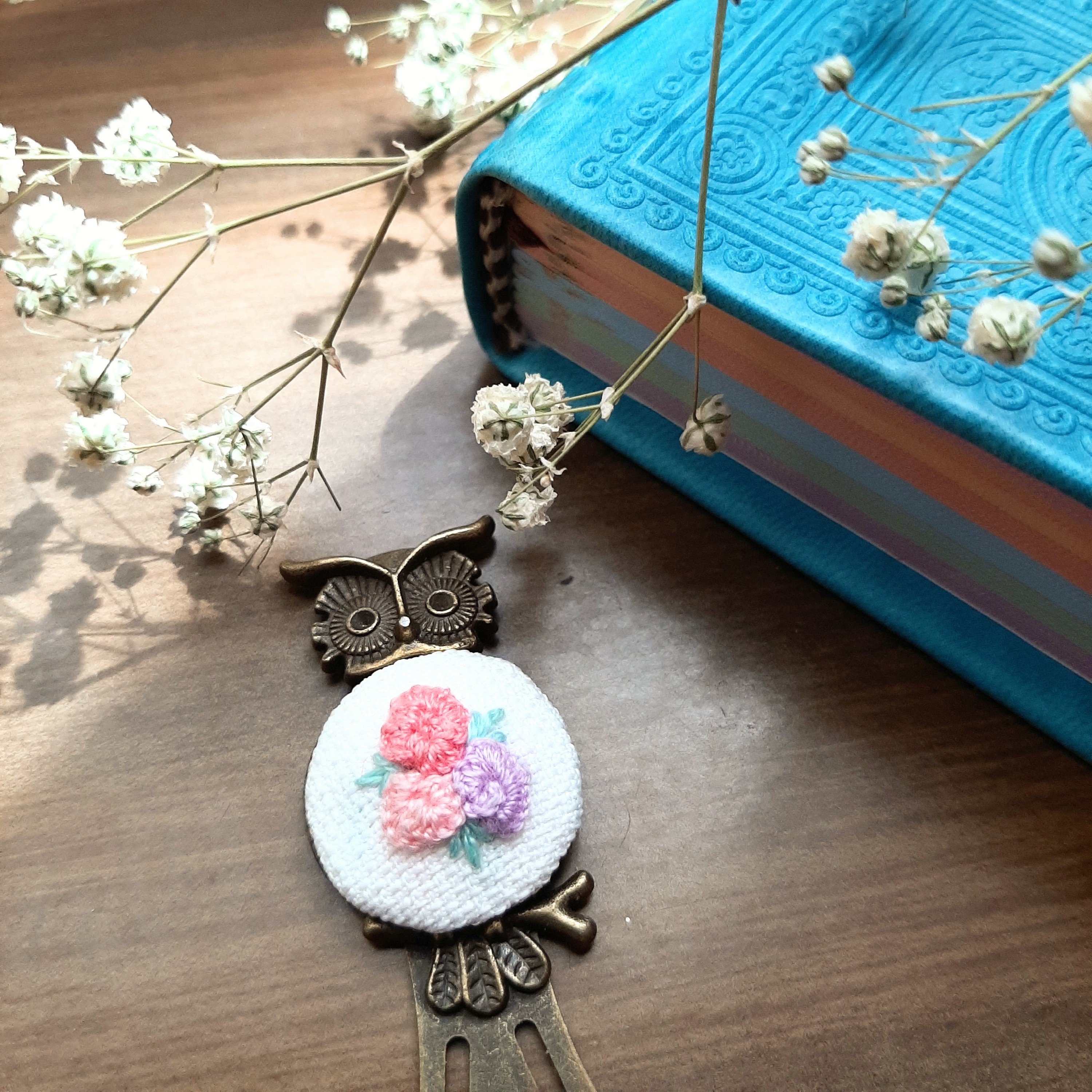 نشانگر کتاب (بوکمارک) گلدوزی شده، زمینه سفید، طرح شادی