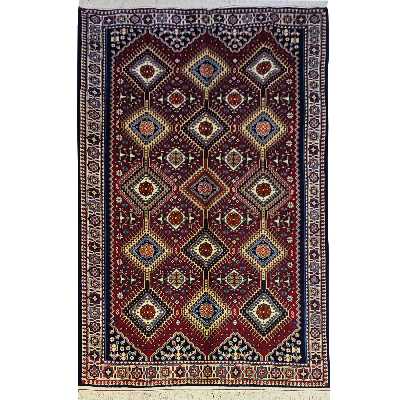 فرش دستباف سه و نیم متری طرح لوزی مدل AA178