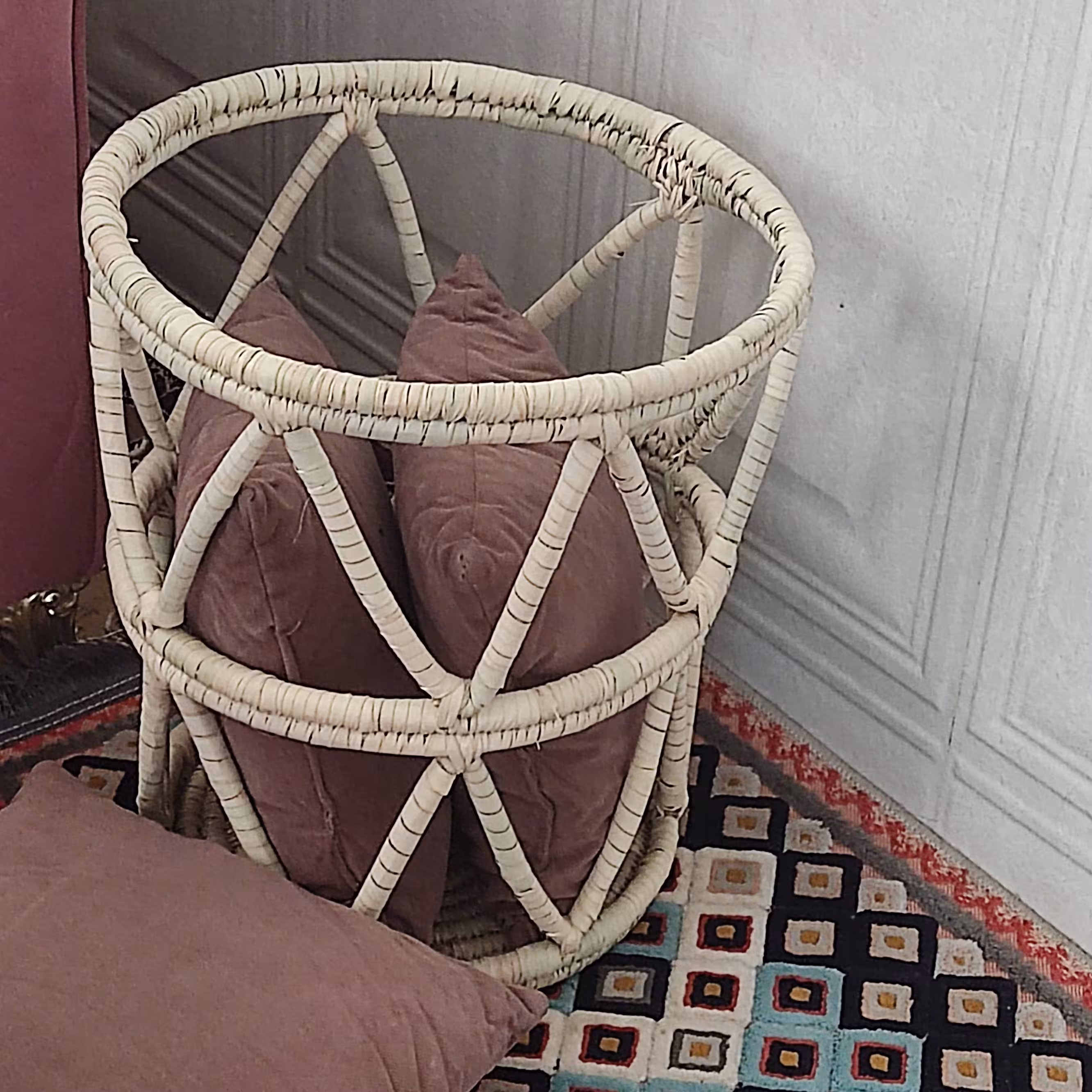 سبد لباس سبدرخت چرک سبد کوسن مبل برعکس کن و به عنوان میز و میز خاطره  هم استفاده کن( پس کرایه)
