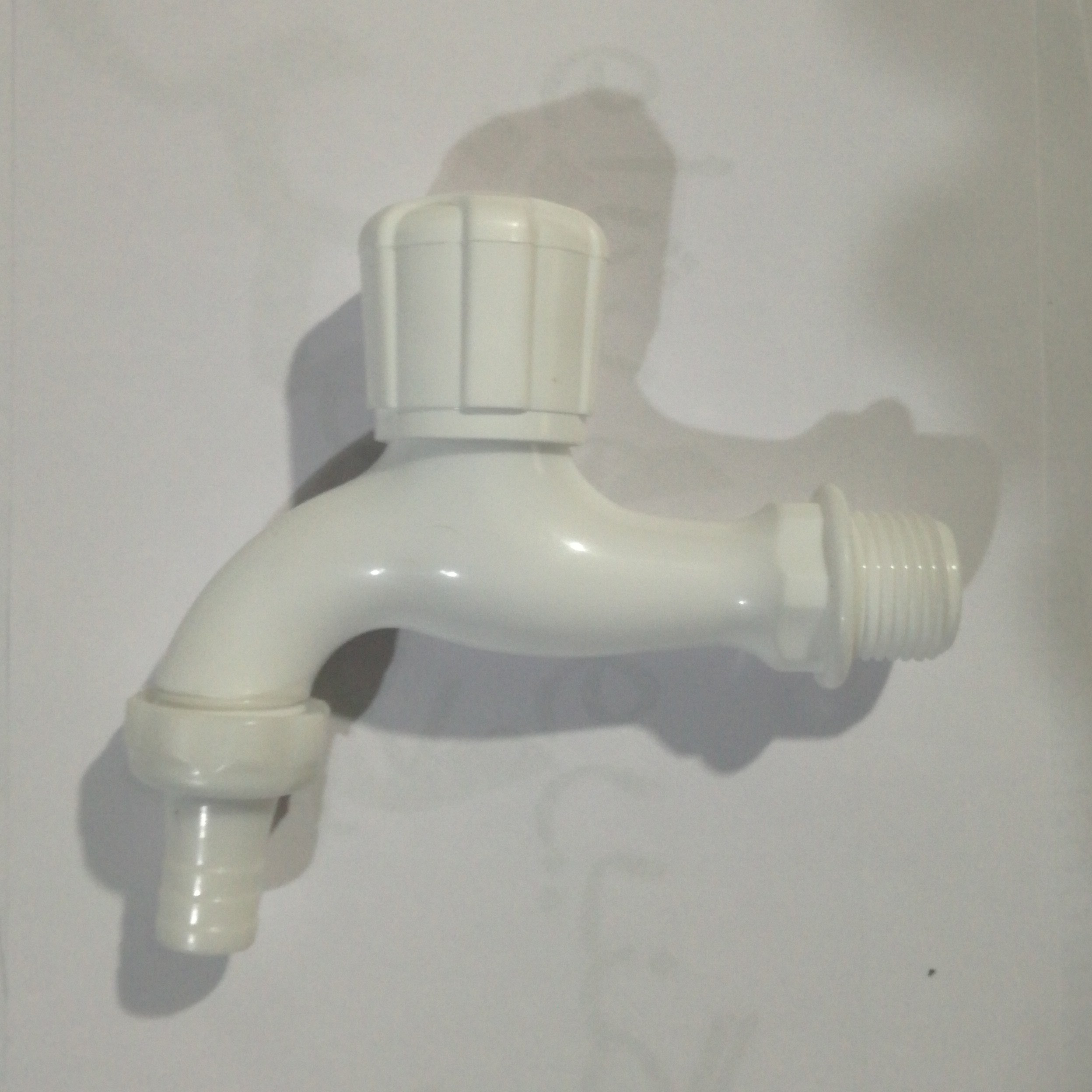 شیر حیاطی پلاستیکی ربع گرد سایز  25 با مغزی سرامیکی