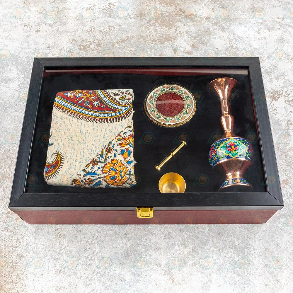 پک هدیه زعفران 2 (زعفران قائنات،گلدان مس و پرداز،هاون،رومیزی قلمکار)