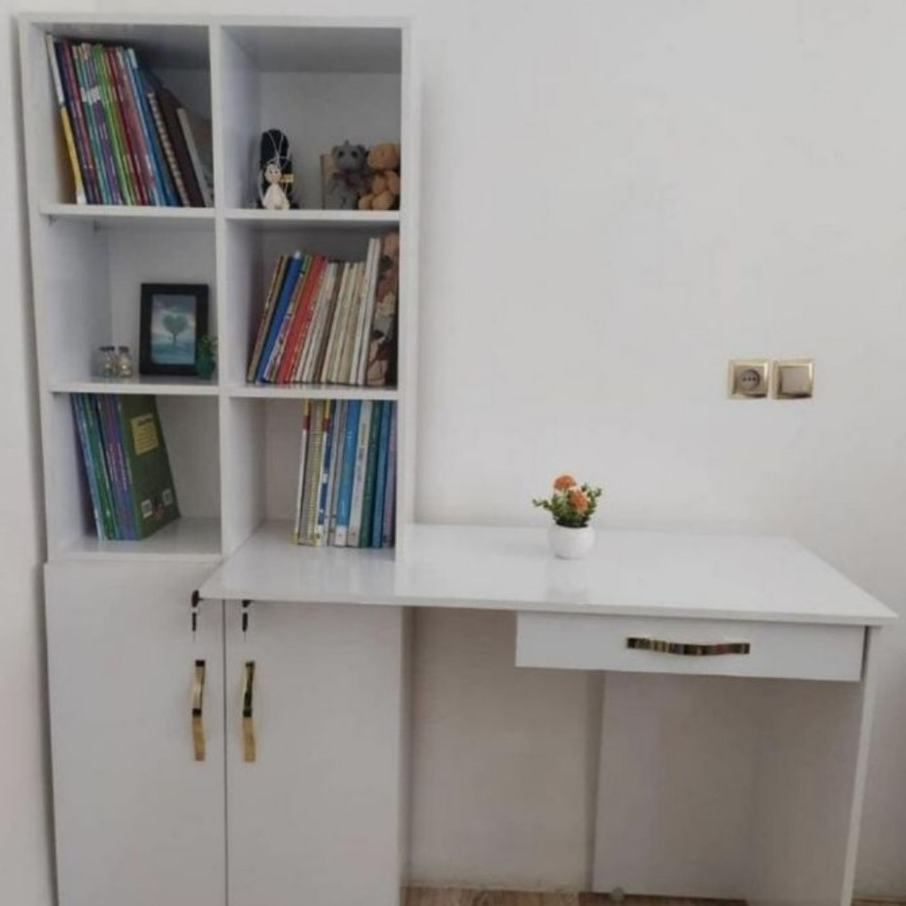 میز تحریر کتابخانه قفسه بندی شده