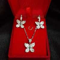 نیمست نقره پروانه بسیار شکیل میکرو به همراه زنجیر ونیزی ضخامت متوسط  با عیار 925 و آبکاری طلاسفید