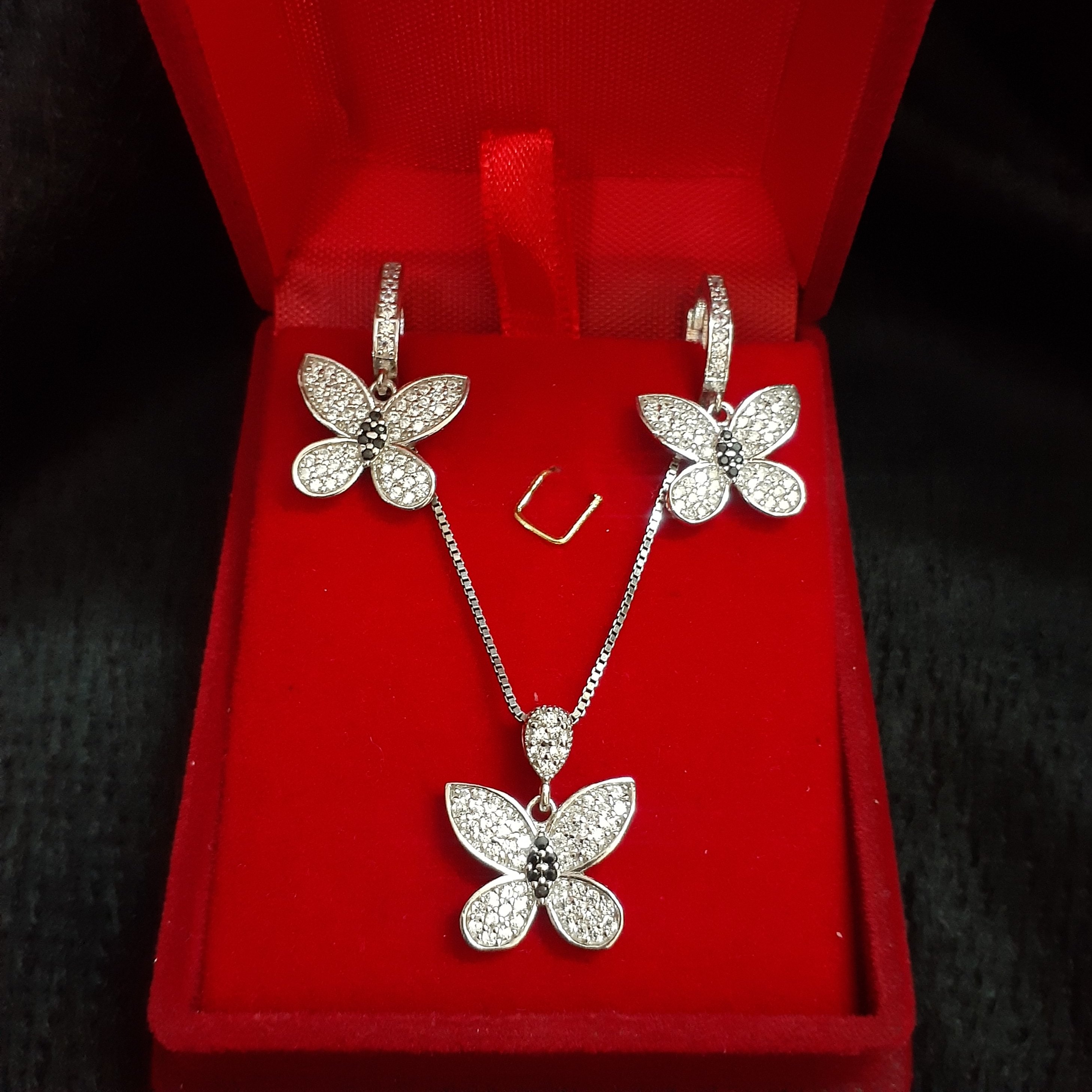 نیمست نقره پروانه بسیار شکیل میکرو به همراه زنجیر ونیزی ضخامت متوسط  با عیار 925 و آبکاری طلاسفید