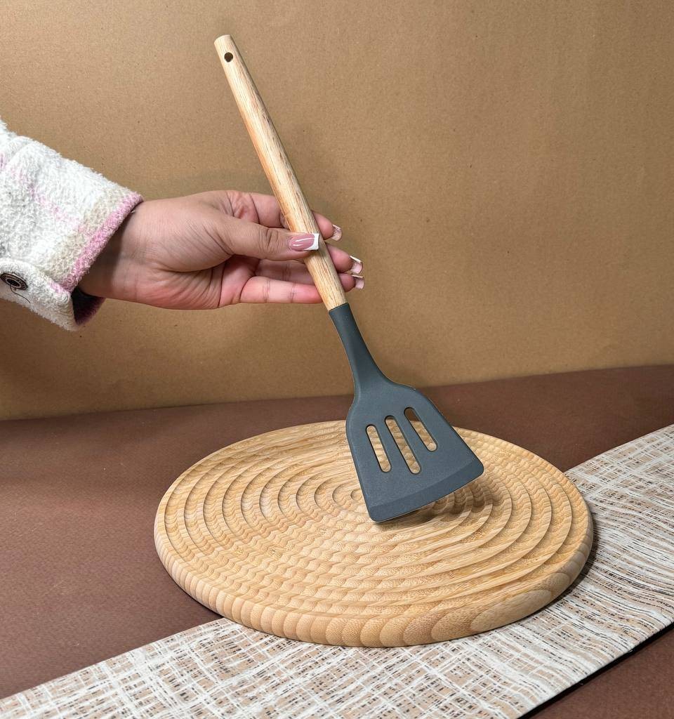 کفگیر دسته چوبی شیاردار شنگیا