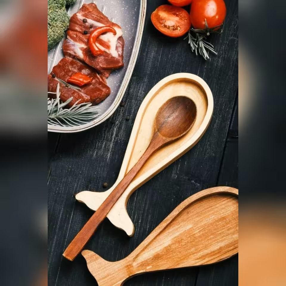 زیر قاشقی چوبی کنار گازی طرح ماهی

