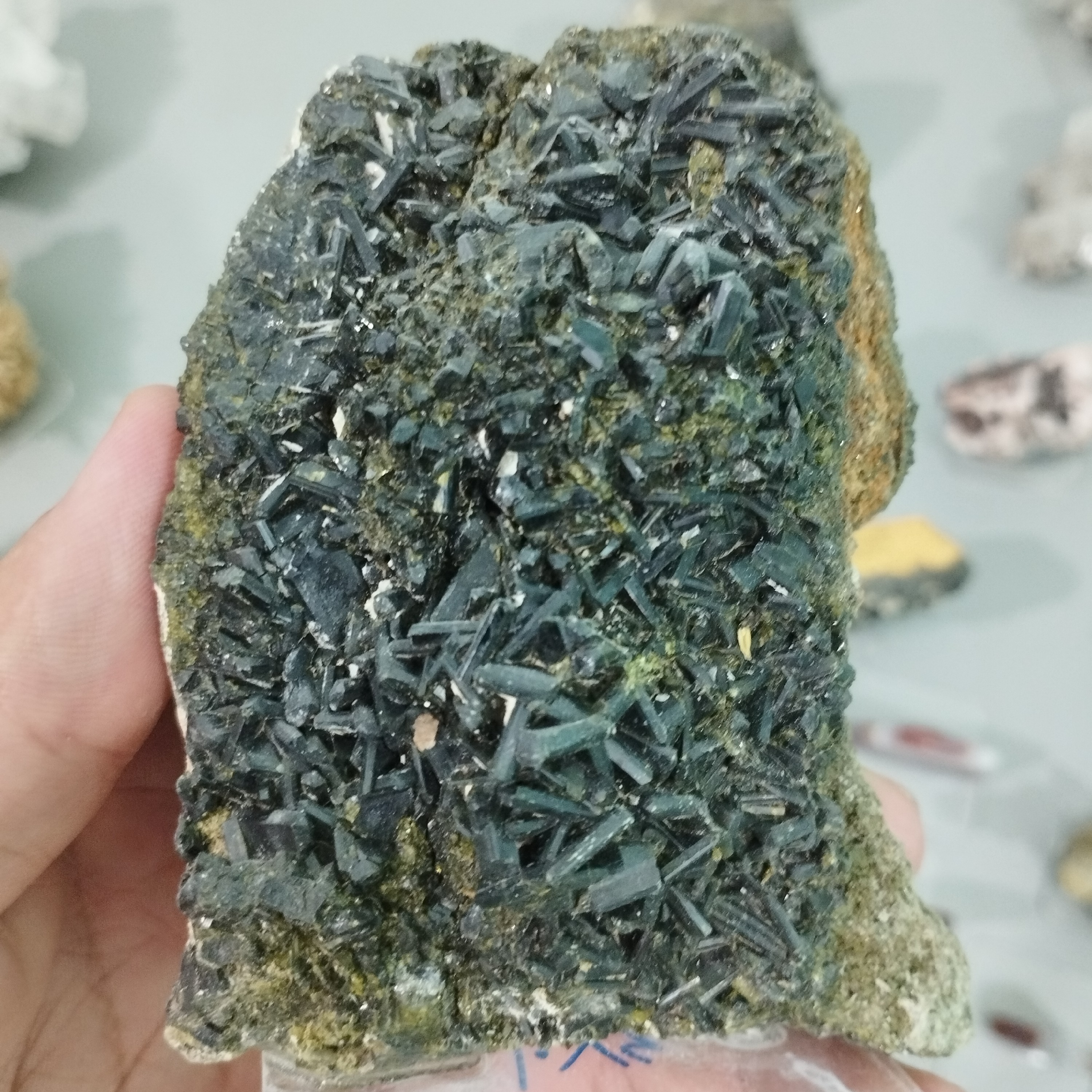 گوهر سنگ کلکسیونی اپیدوت قد 10سانتیمتر پنهان 8سانتیمتر پایه دار کد 196