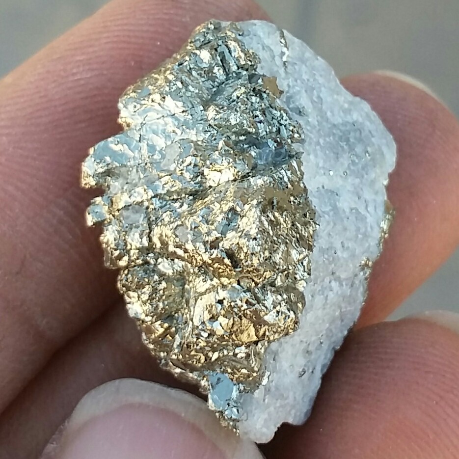 سنگ راف پیریت طلایی ملقب به سنگ طلا  100 در 100 طبیعی شاهکار خلقت
بی نظیر
کد 11961