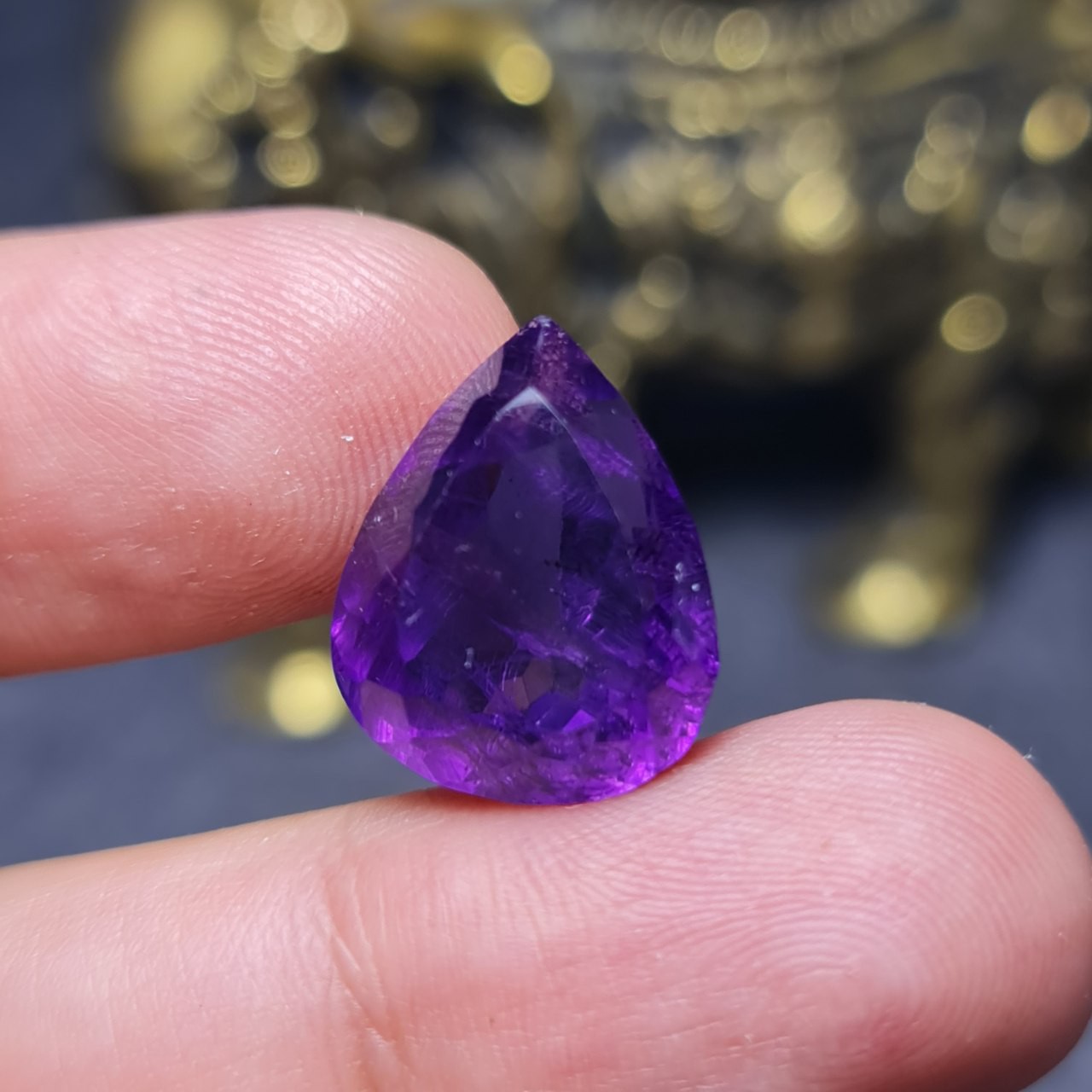  نگین فوق العاده زیبای سنگ آمیتیست اصل معدنی با وزن 18 قیراط 

کد  28348