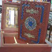 قرآن کریم ( رحلی – کاغذ گلاسه تمام رنگی – جعبه لپ تابی – پلاک دار )