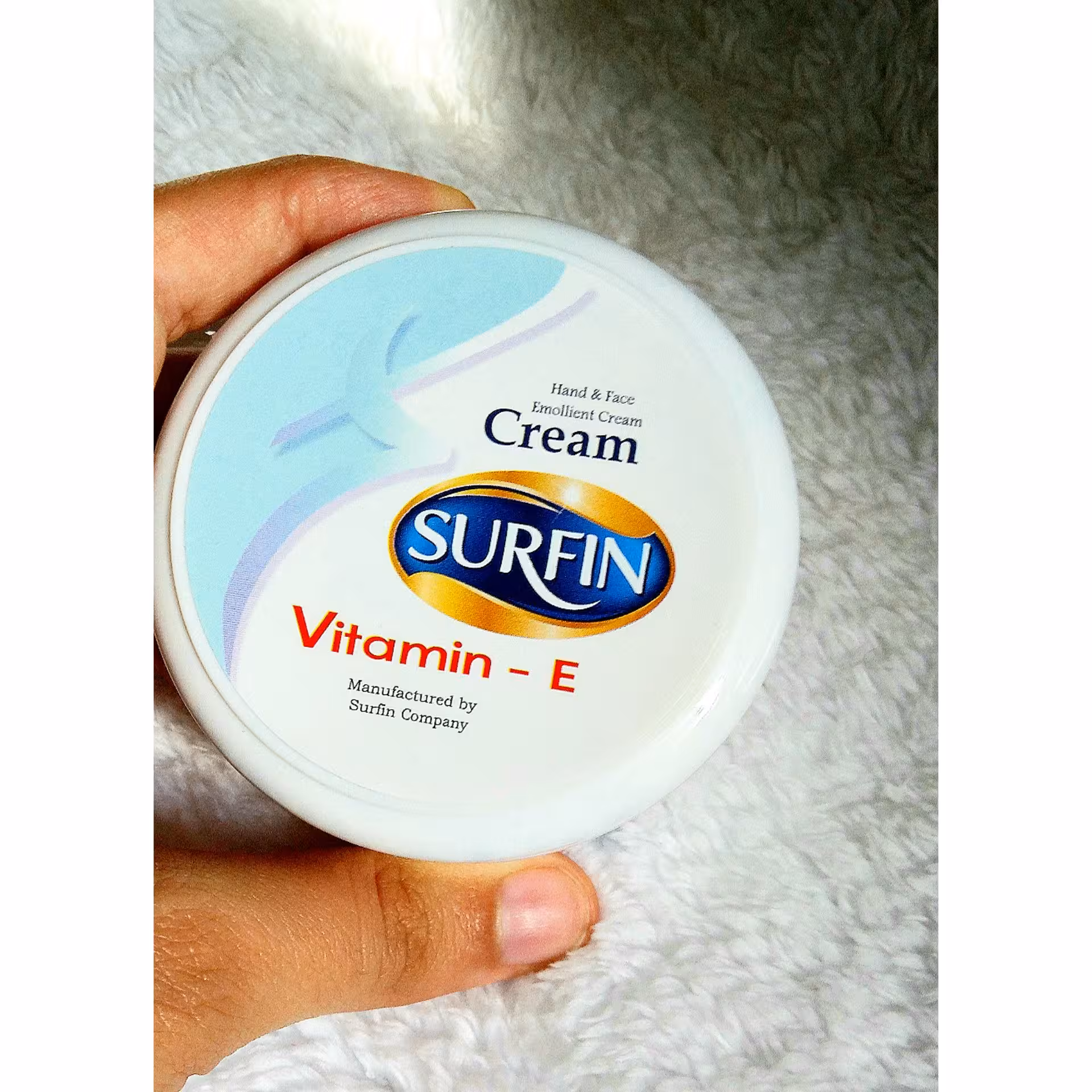 کرم مرطوب کننده سورفین اقتصادی کرم دست و صورت نرم کننده با خاصیت شفاف کنندگی کرم surfin کرم مرطوب کننده کاسه ای ویتامینE