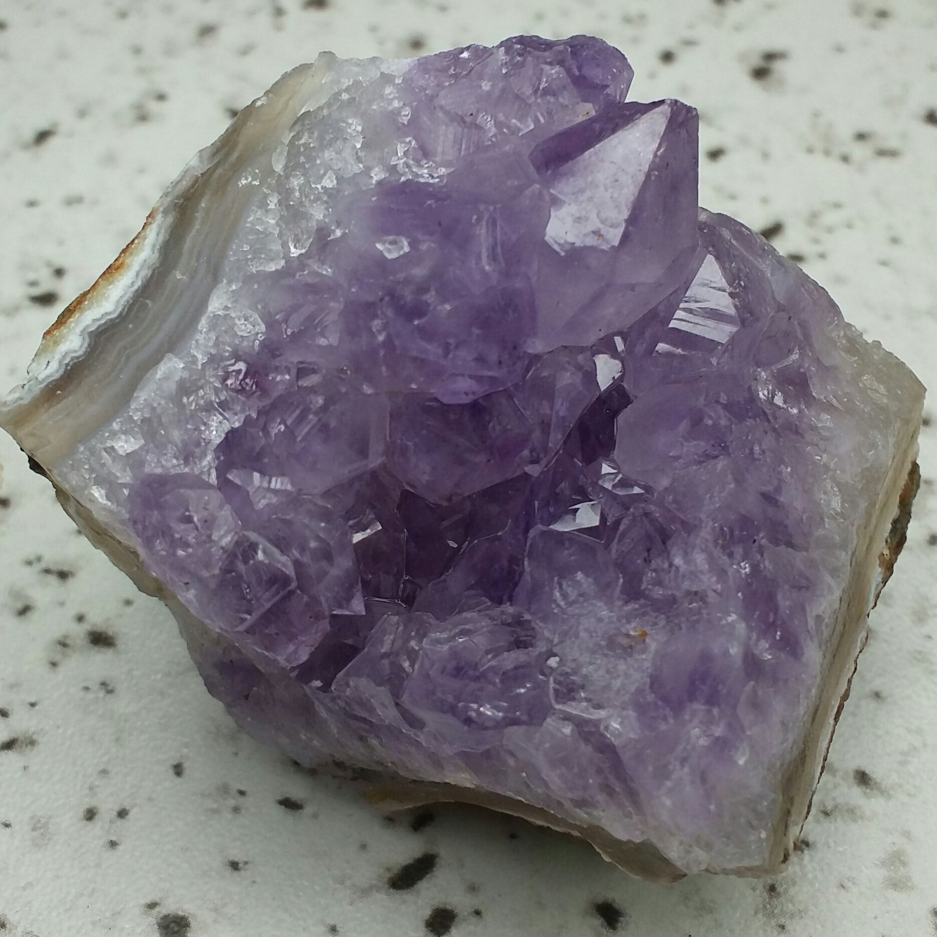 سنگ راف آمیتیس اروگوئه بلور درشت بسیاار پر رنگ خارق العاده بسیار زیبا دیدنی کاملا طبیعی شاهکار خلقت خااااص وارداتی
