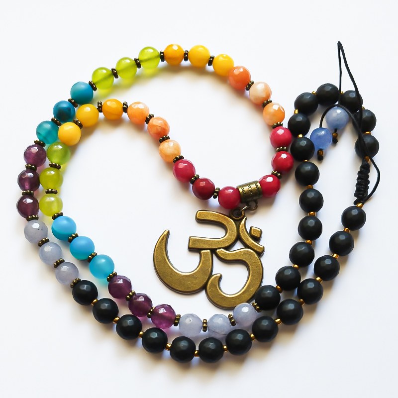 گردنبند مدل لهاسا با سنگ های نیمه قیمتی و پلاک ام 