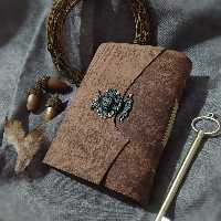 دفتر چرمی،  چفتی، چرم هورس بزی قهوه ای تیره و روشن ، 19 در 14 ، 120 برگ کاغذ نخودی رنگ بدون خط 