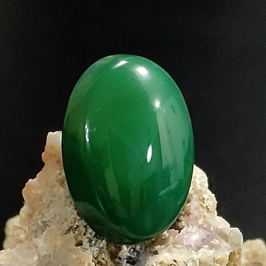 نگین عقیق سبز بسیار زیبا و خاص کیفیت عالی درجه یک اصل معدنی 