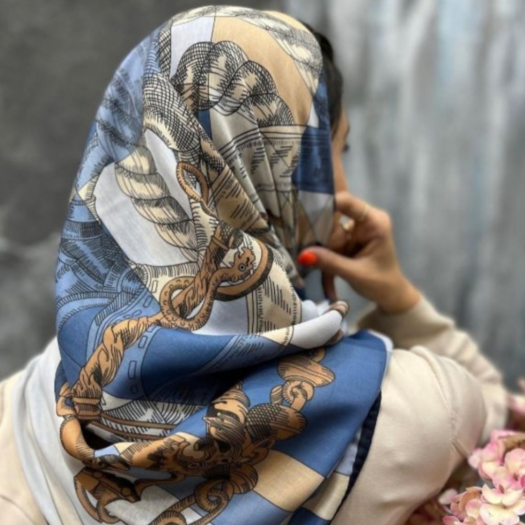 روسری سوپر نخ   رنگ زمینه آبی قواره 120  باایستایی عالی مناسب بهارو تابستان خنک ولطیف وسبک