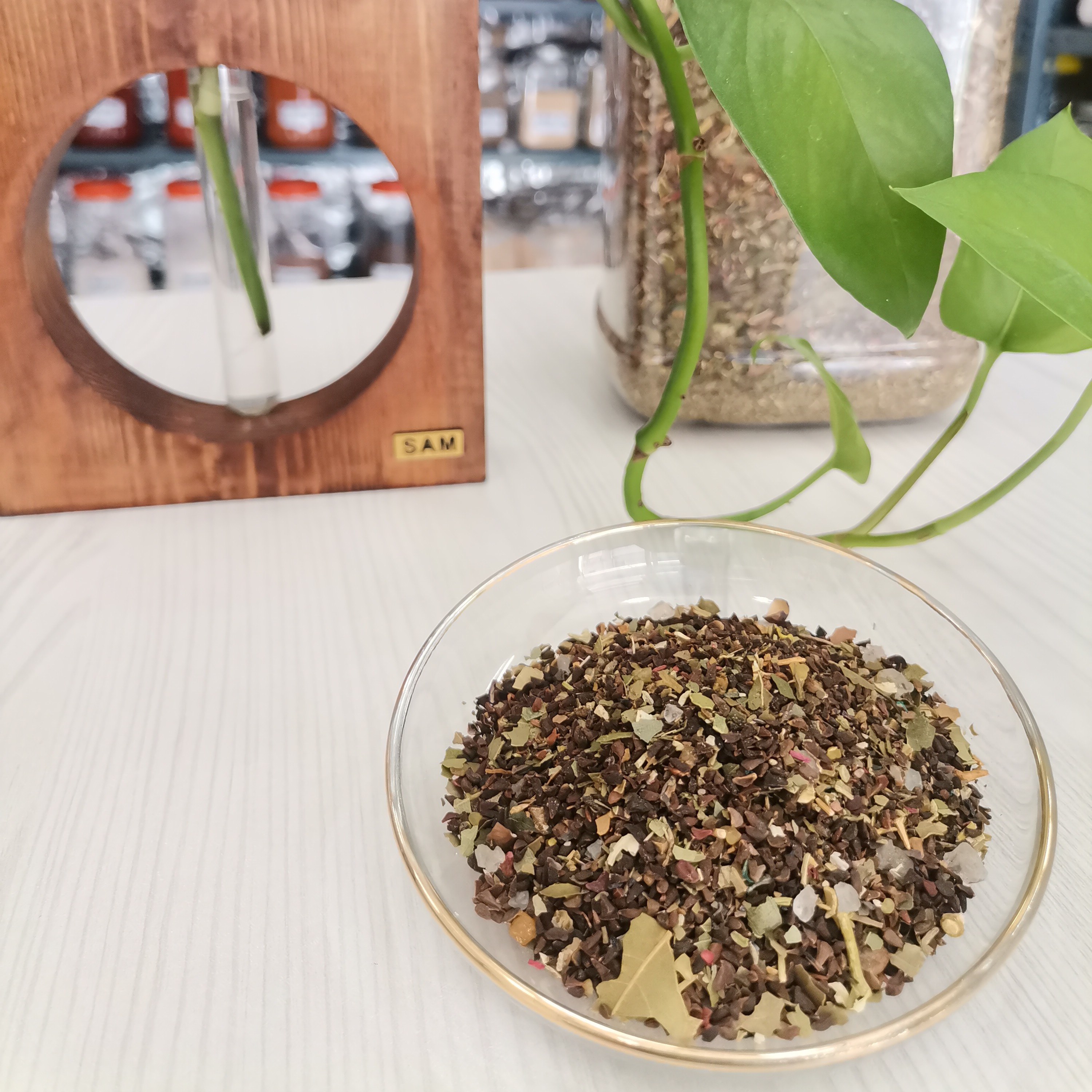 اسپند رنگی  عاطل و باطل  اعلا خانه ادویه در بسته بندی 1000 گرمی  تمیز  و بهداشتی 