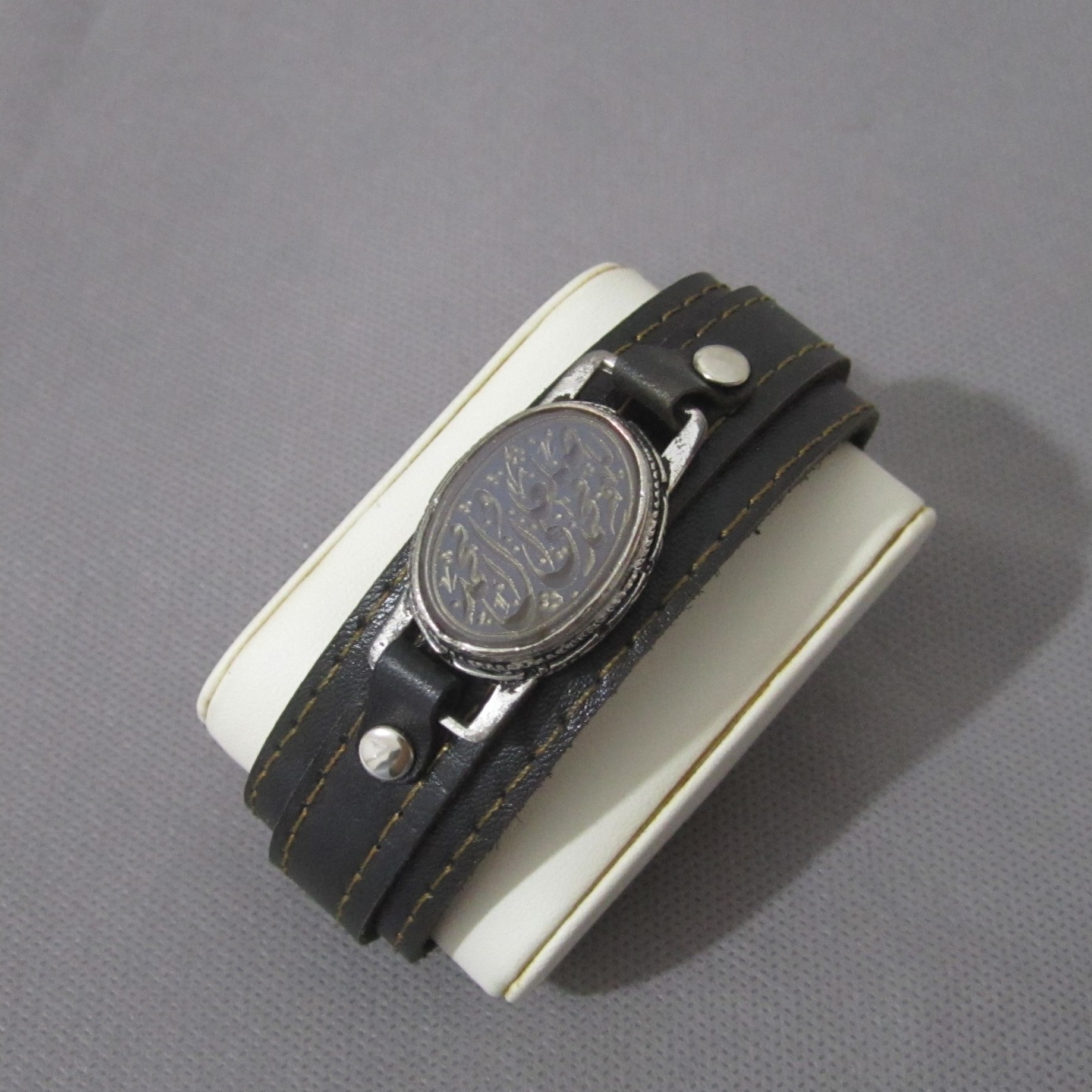 دستبند چرم طبیعی حکاکی دستی صلوات