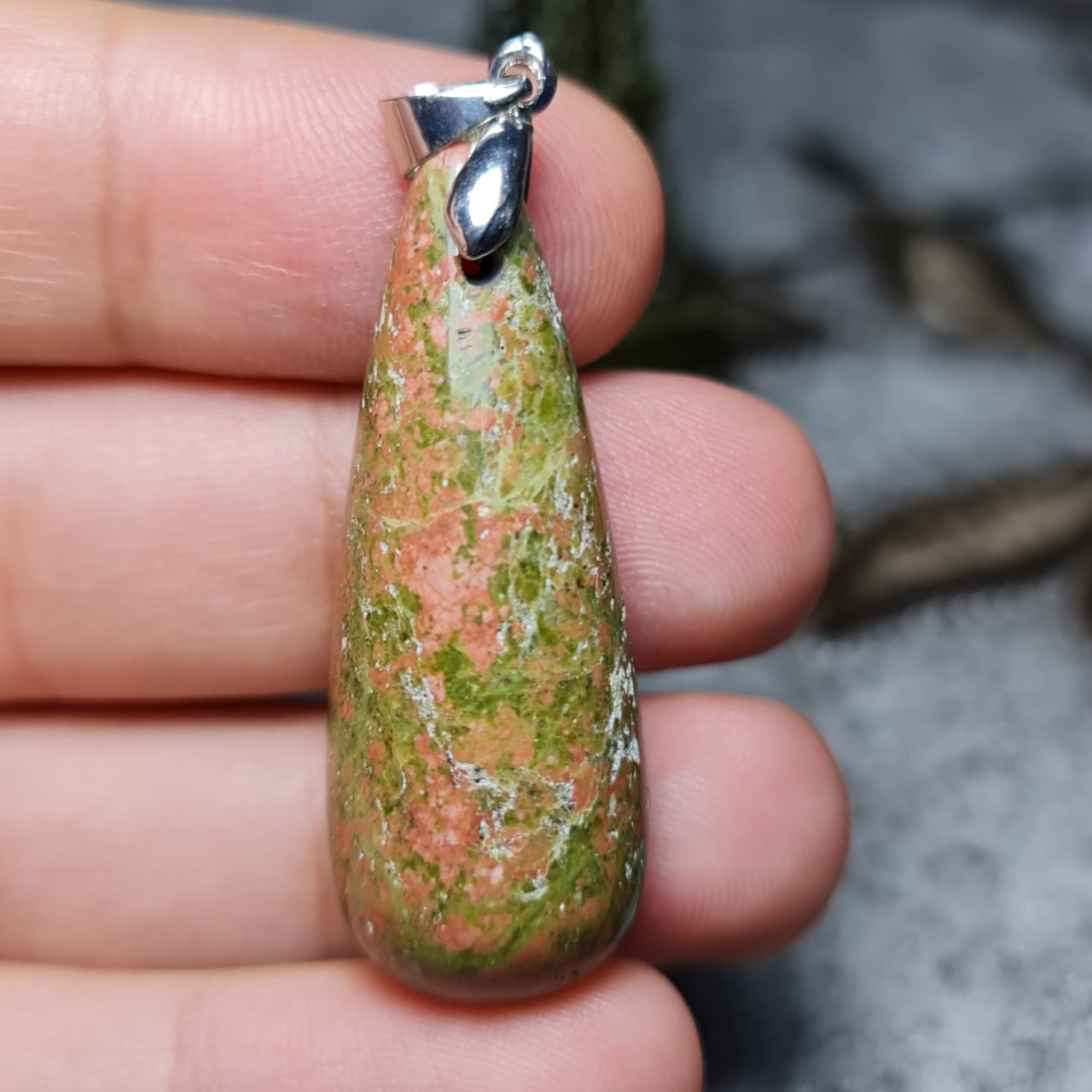  گردن آویز درشت فوق العاده زیبای سنگ صد درصد طبیعی اوناکیت اصل معدنی
کد 24995
