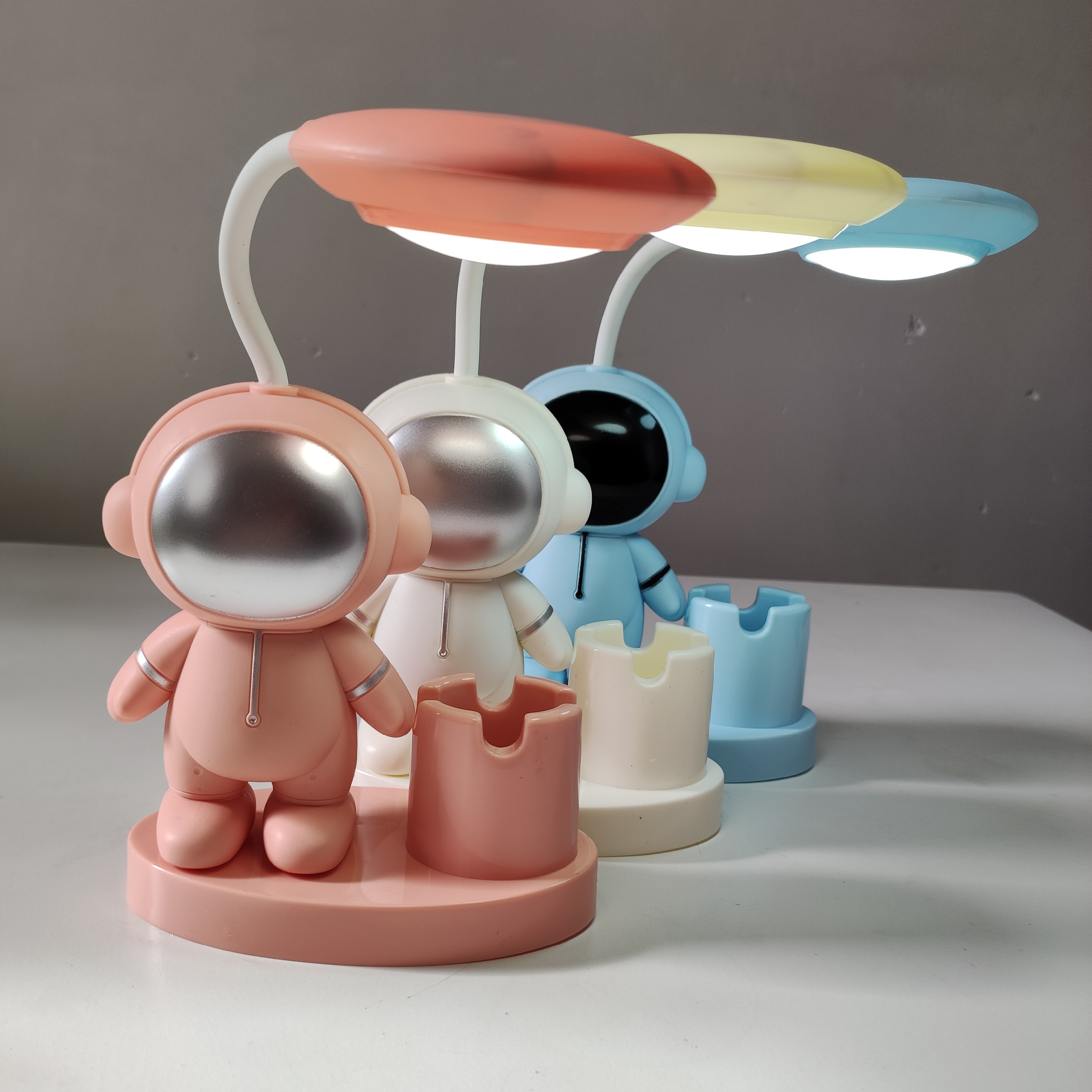 چراغ مطالعه آدم فضایی 