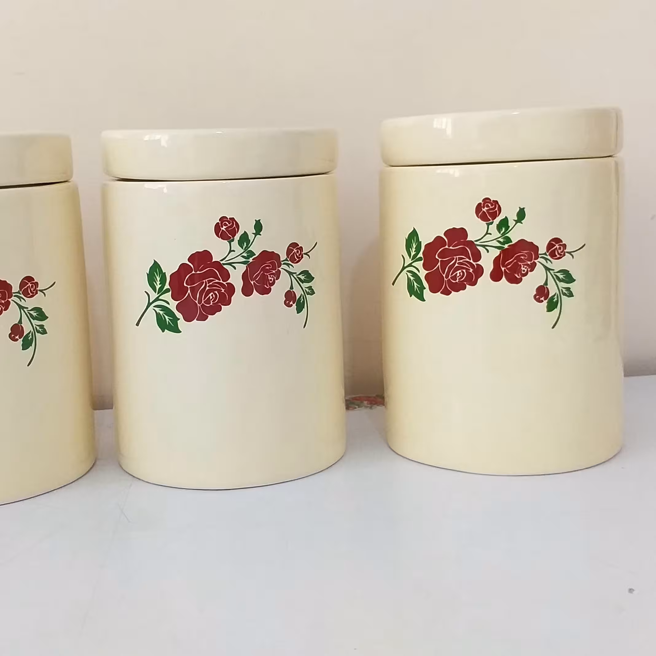 بانکه سرامیکی در نگها و طرحهای مختلف، 3بارپخت،ارتفاع 12 و قطر9سانت، مناسب برای شکر، چای، قند، حبوبات و ..