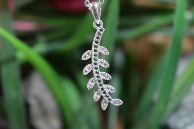 مدال گردن اویز نقره طرح شاخه و برگ