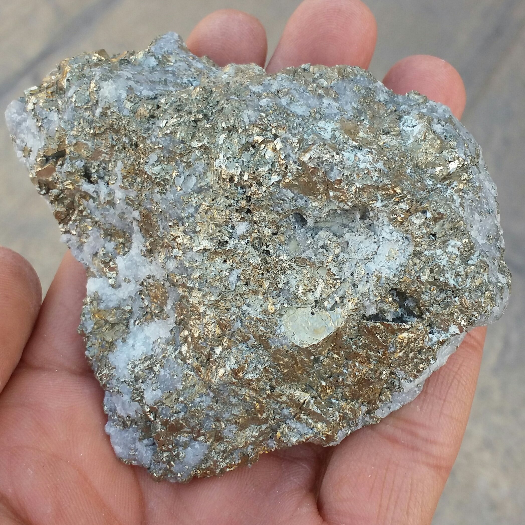 نمونه فوق کلکسیونی درشت سنگ راف  پیریت طلایی ملقب به سنگ طلا همرشدی با بورنیت 100 در 100 طبیعی شاهکار خلقت
کد 9362