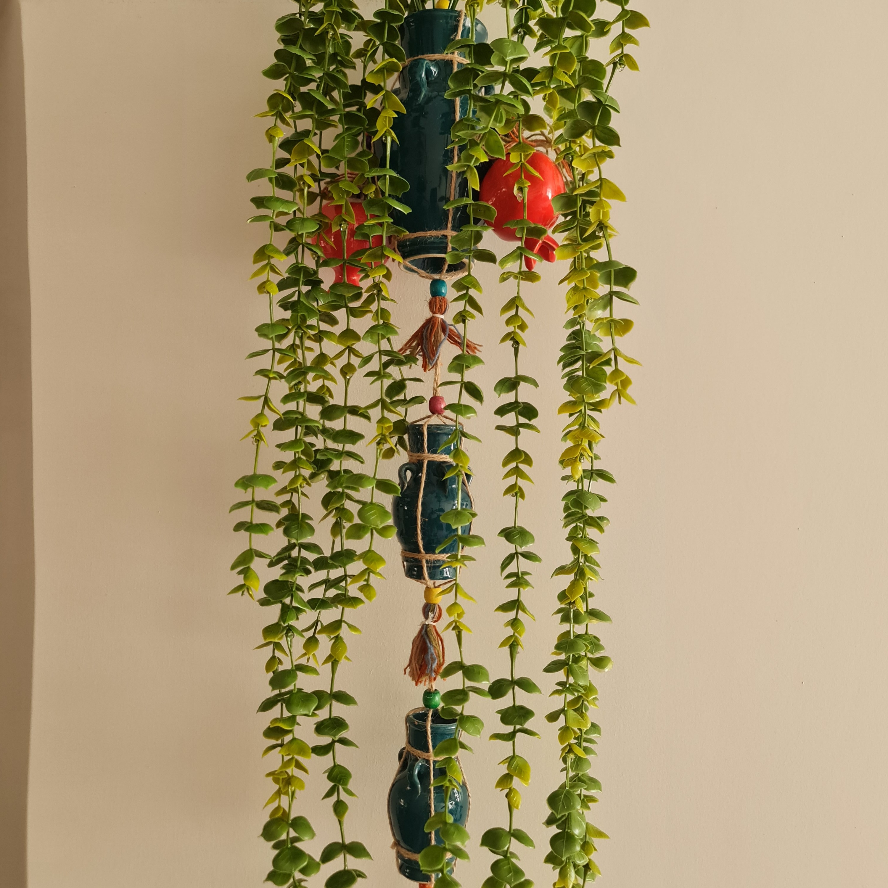 آویز سفالی کوزه با انار سفالی و گل مصنوعی شمشاد زینتی سایز بزرگ با بند کنفی زیبا دکوری