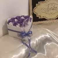 باکس گل آرنیکا گل با گلای رز روبانی یاسی رنگ