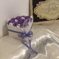 باکس گل آرنیکا گل با گلای رز روبانی یاسی رنگ