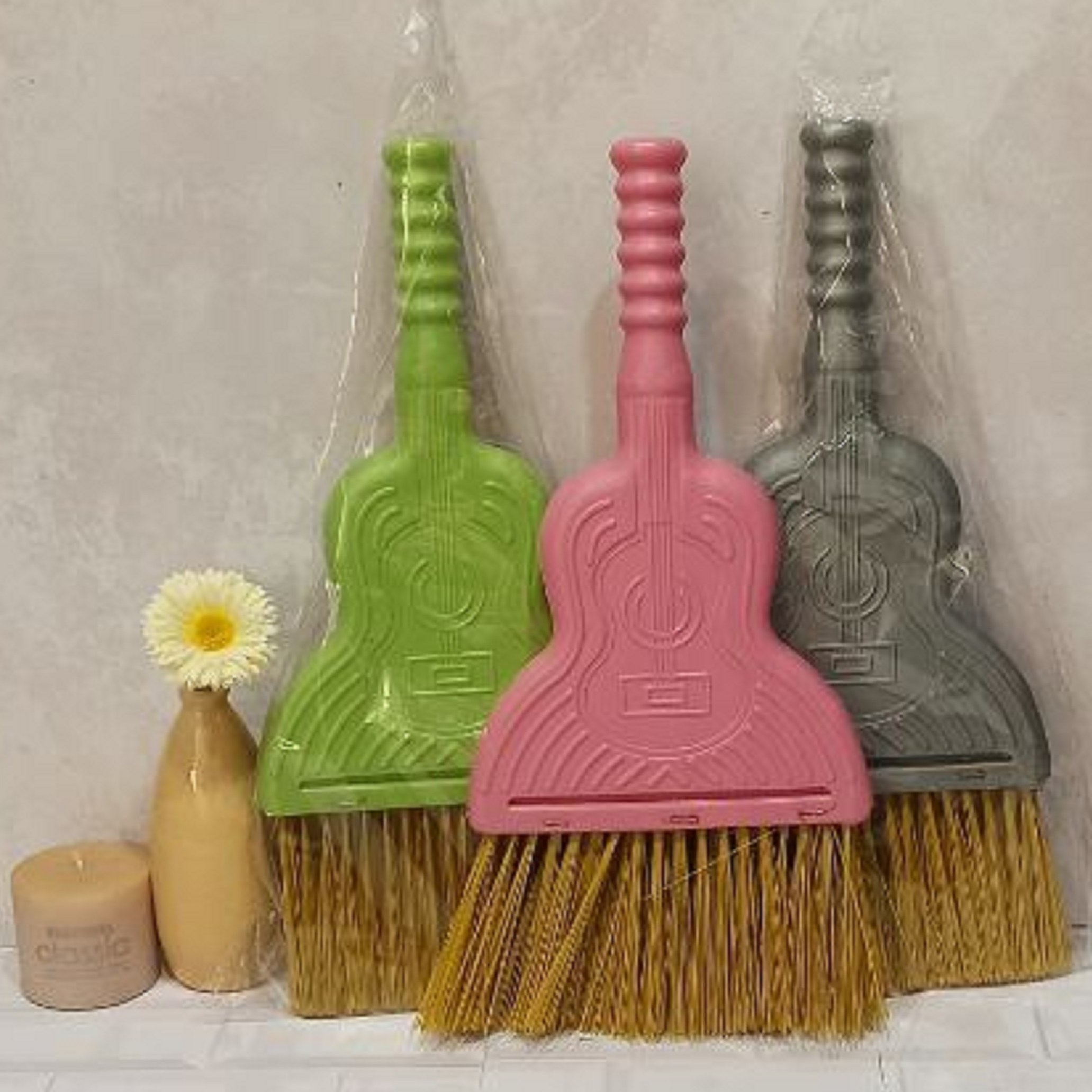 جارو نظافت طرح گیتار تهیه شده از مواد نو در 3 رنگبندی باکیفیت مقاوم تهیه شده