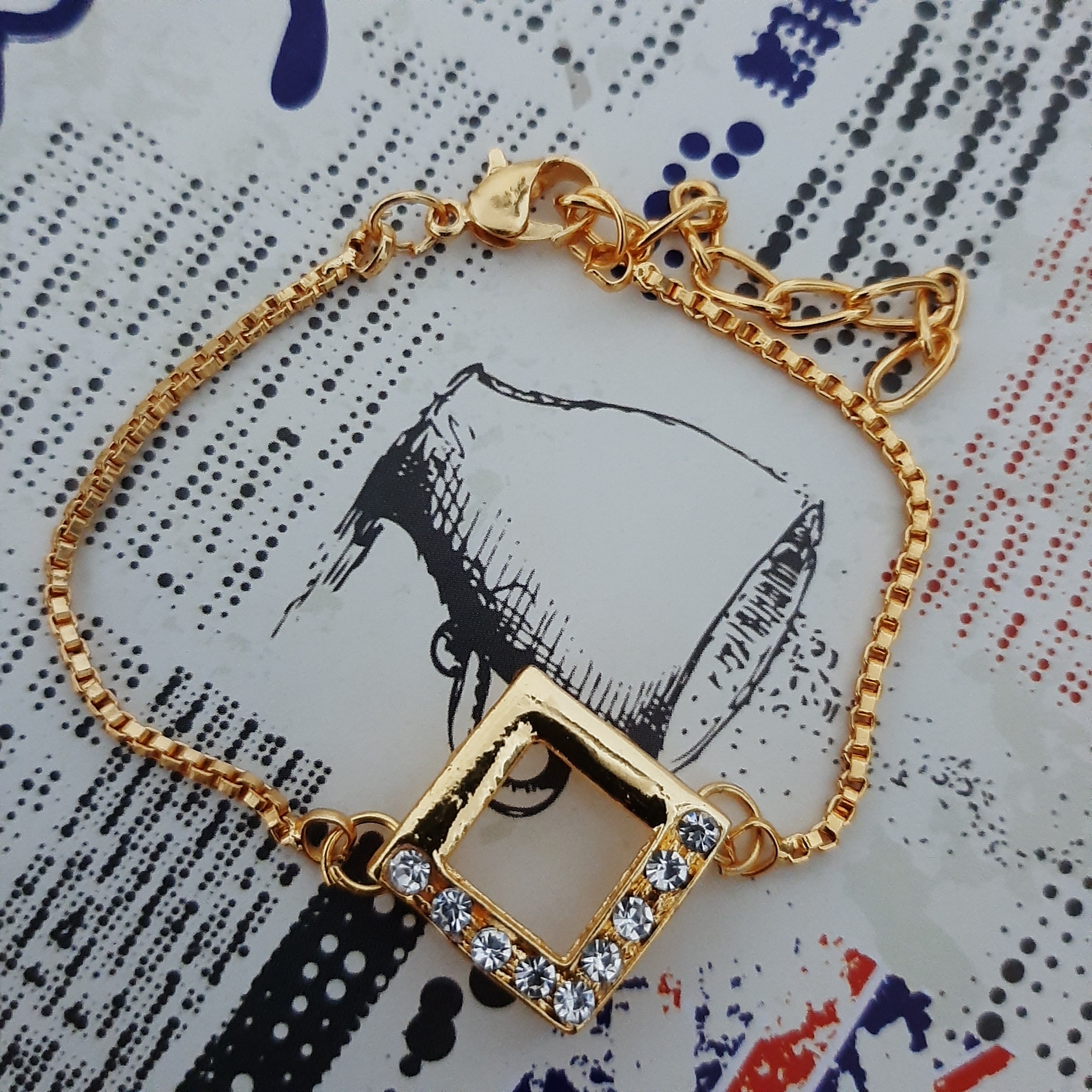 دستبند فانتزی طلایی                                   .