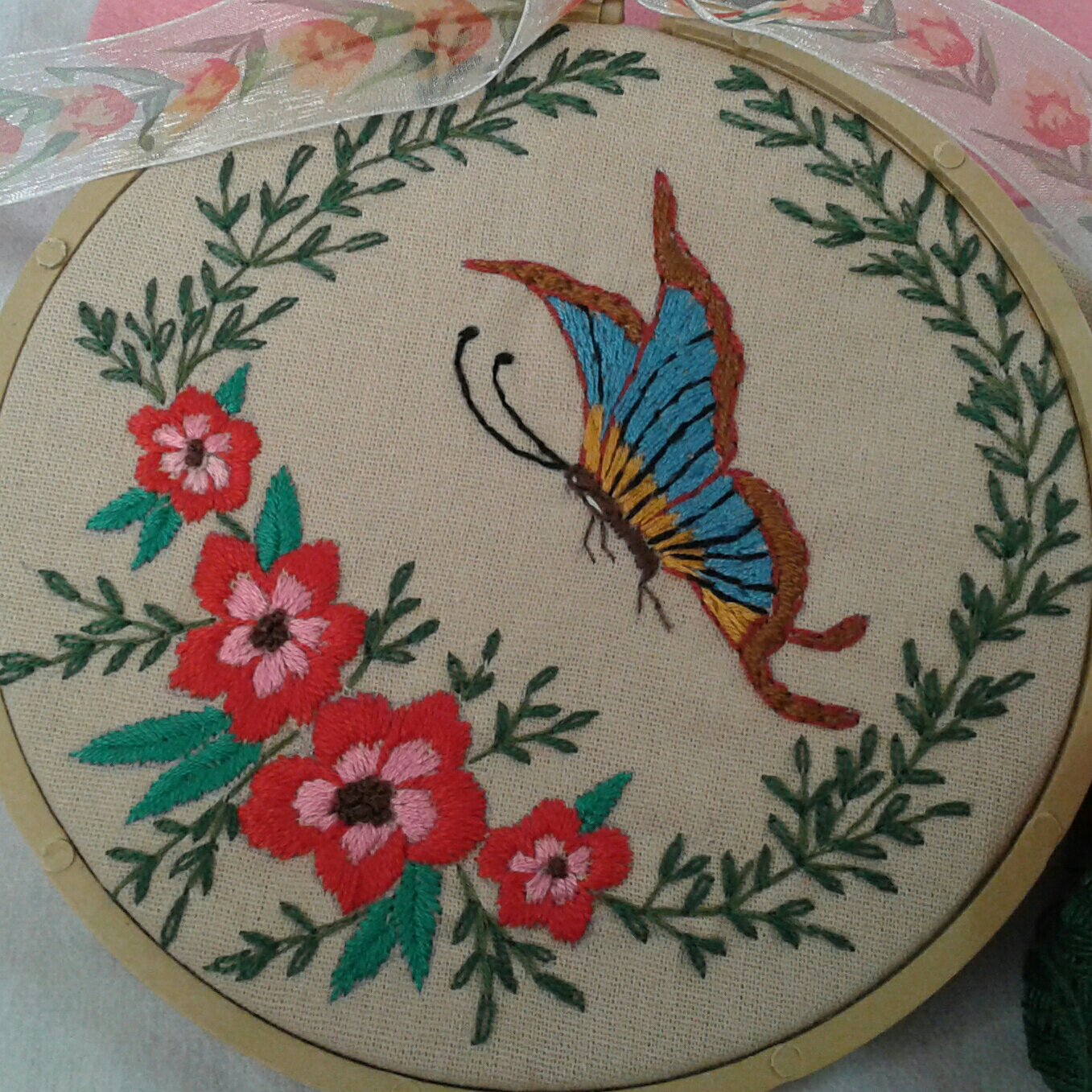 پترن گل و پروانه زیبای گلدوزی شده