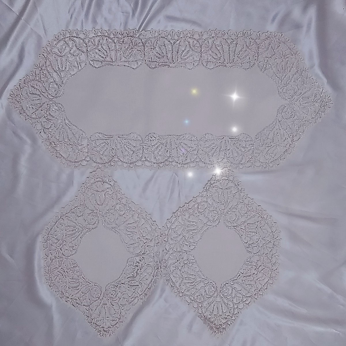 ست سه تیکه رومیزی مخمل منجوق دوزی شده سفید