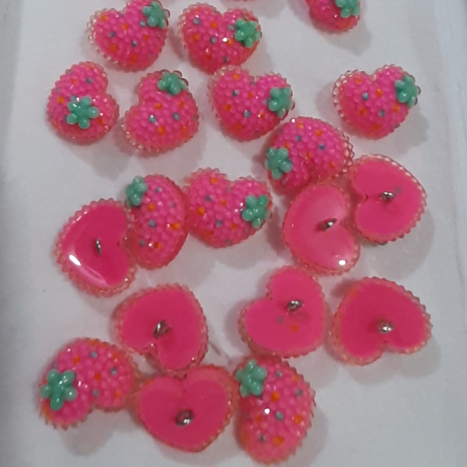 دکمه فانتزی قلبی . طرح تمشکی . 2 سانت . پایه دار 