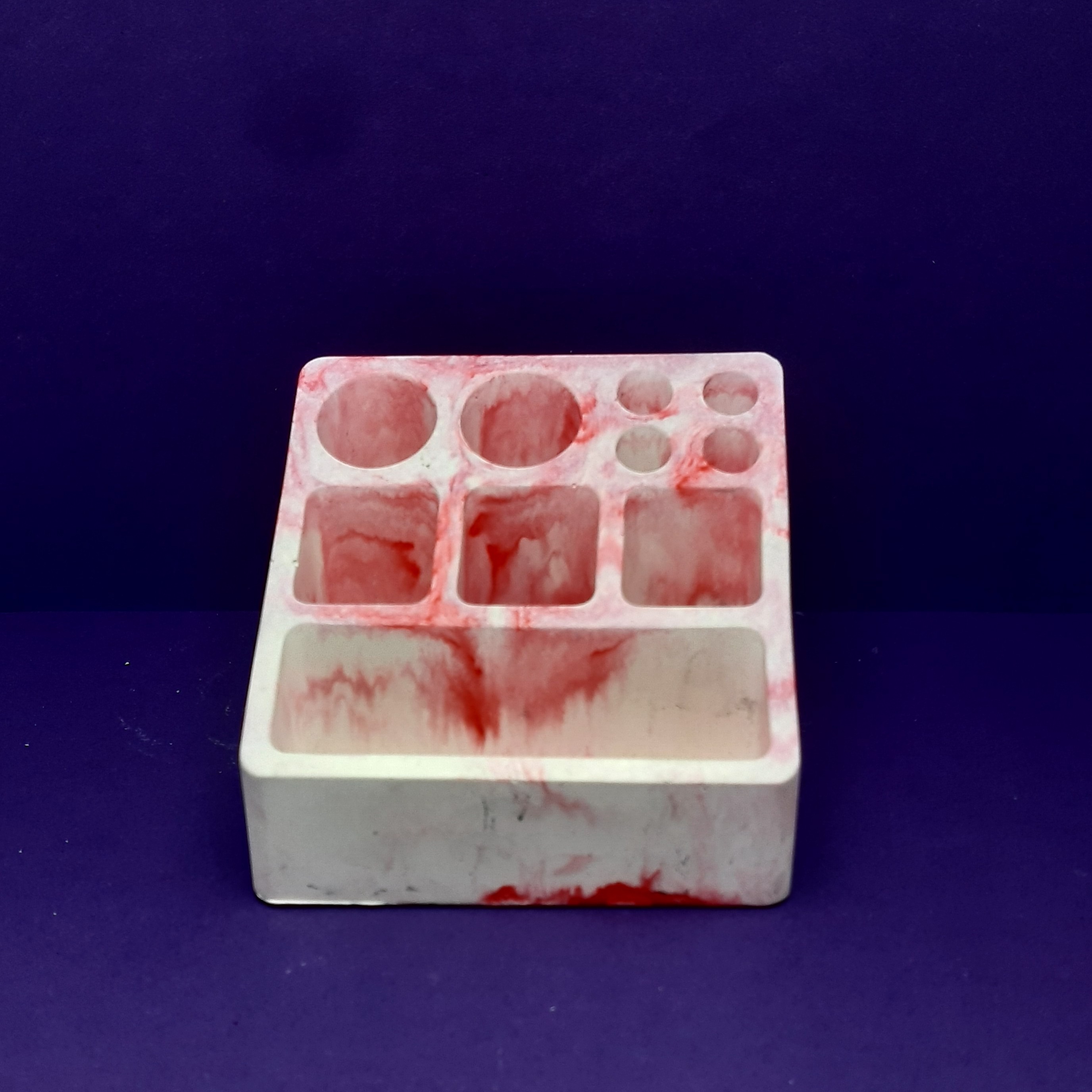 اکسسوری بتنی و سنگ مصنوعی ..استند ارایشی  ارتفاع عقب 6.5 ارتفاع جلو 2.5 و طول و عرض 9 سانت و وزن 370 گرم 