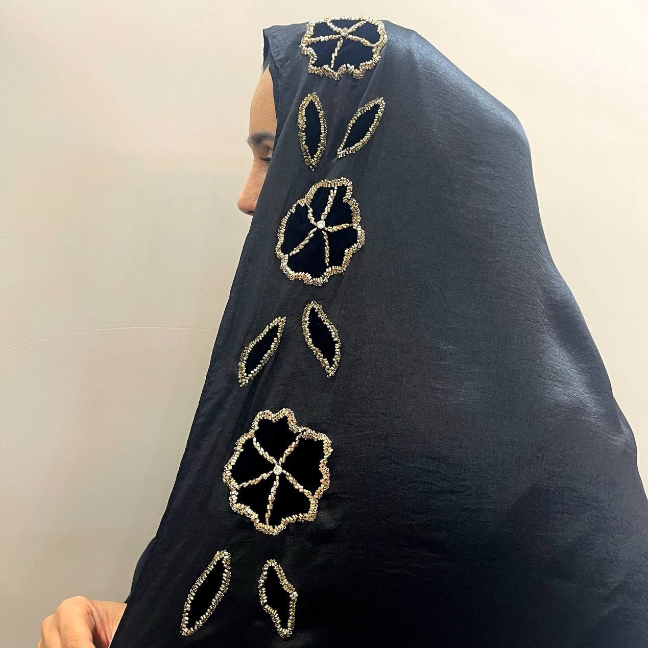 شال جواهردوزی همراه با  تکه دوزی مخمل