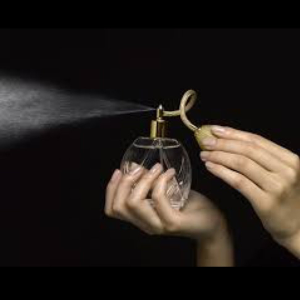 عطر وان من شو عطری گرم و تند ک در گروه بویایی مدیترانه ای قرار دارد.