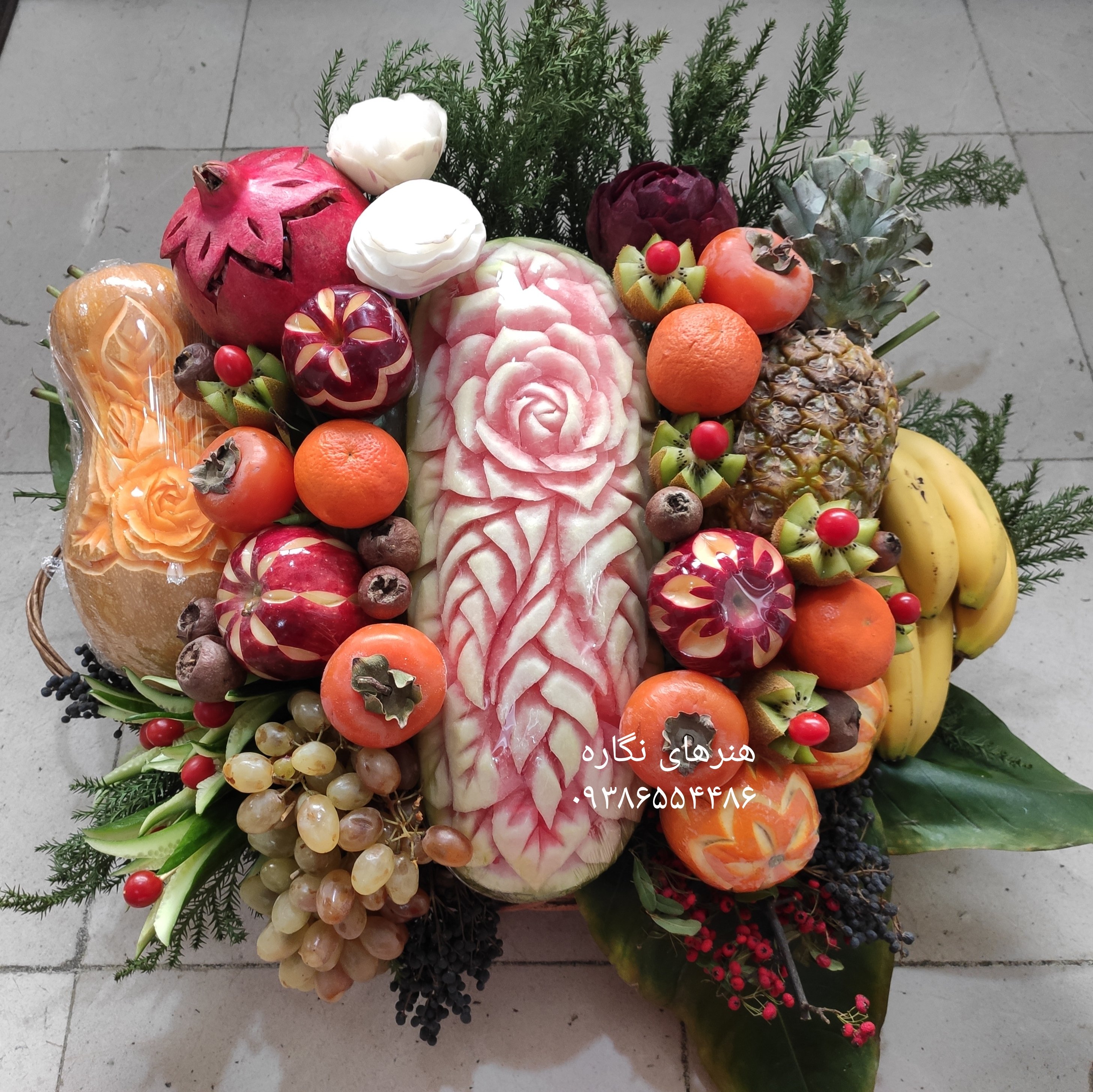 میوه آرایی،سبد میوه آرایی خیلی بزرگ،به همراه  هندوانه و کدو حکاکی شده و موز و آناناس ،میوه یلدا