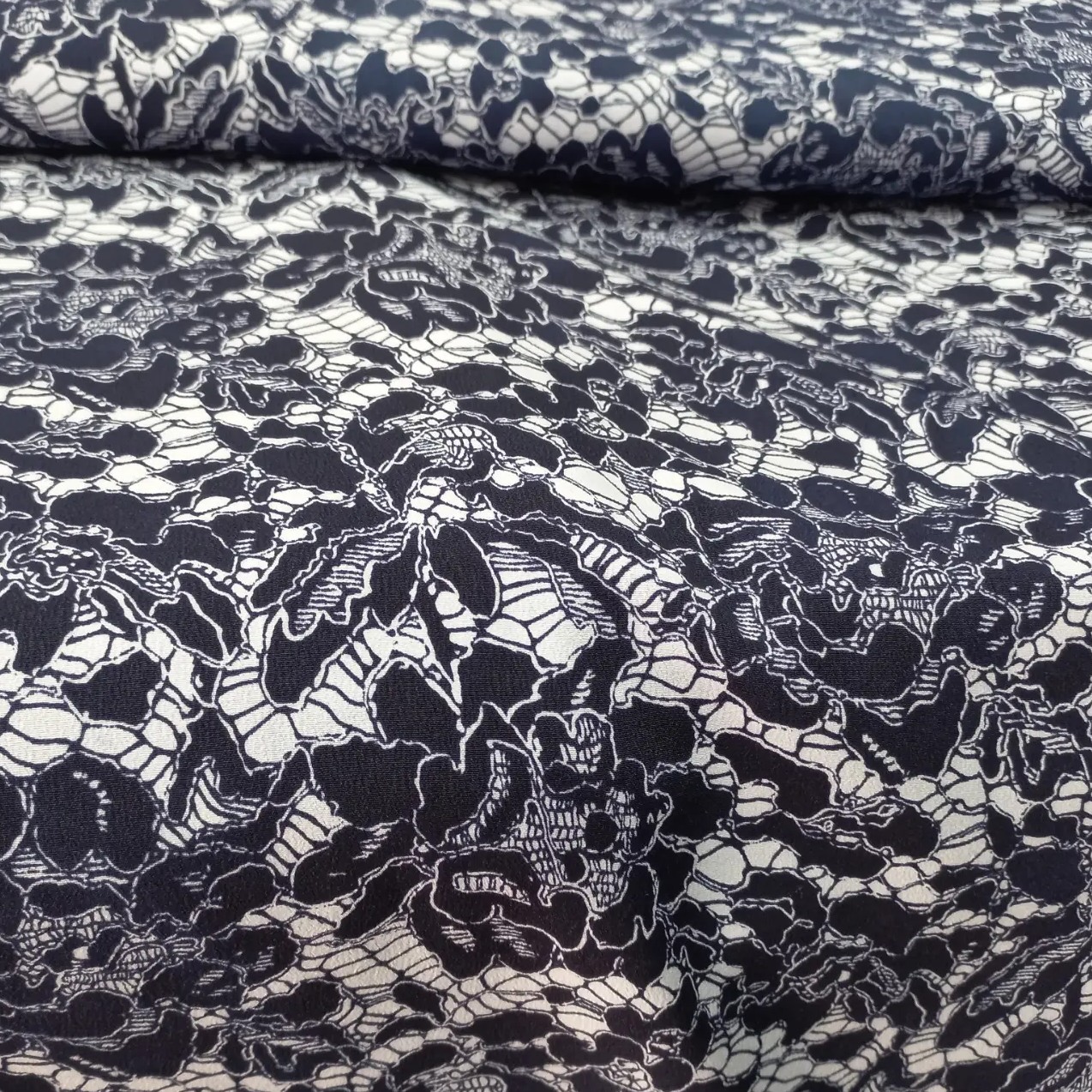 پارچه کرپ نخ کش  جنس بسیار لطیف وعالی بدون آبرفت واتو و بدون چروک شدن وپرز شدن 