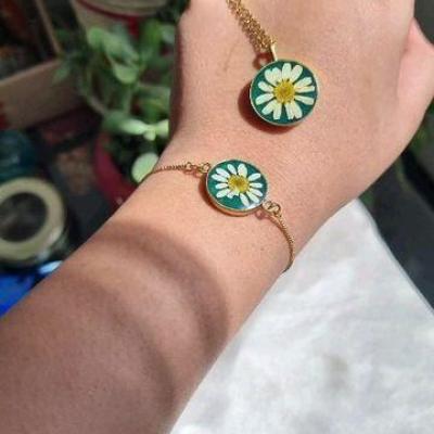 ست دستبند و گردنبند طرح گل بابونه