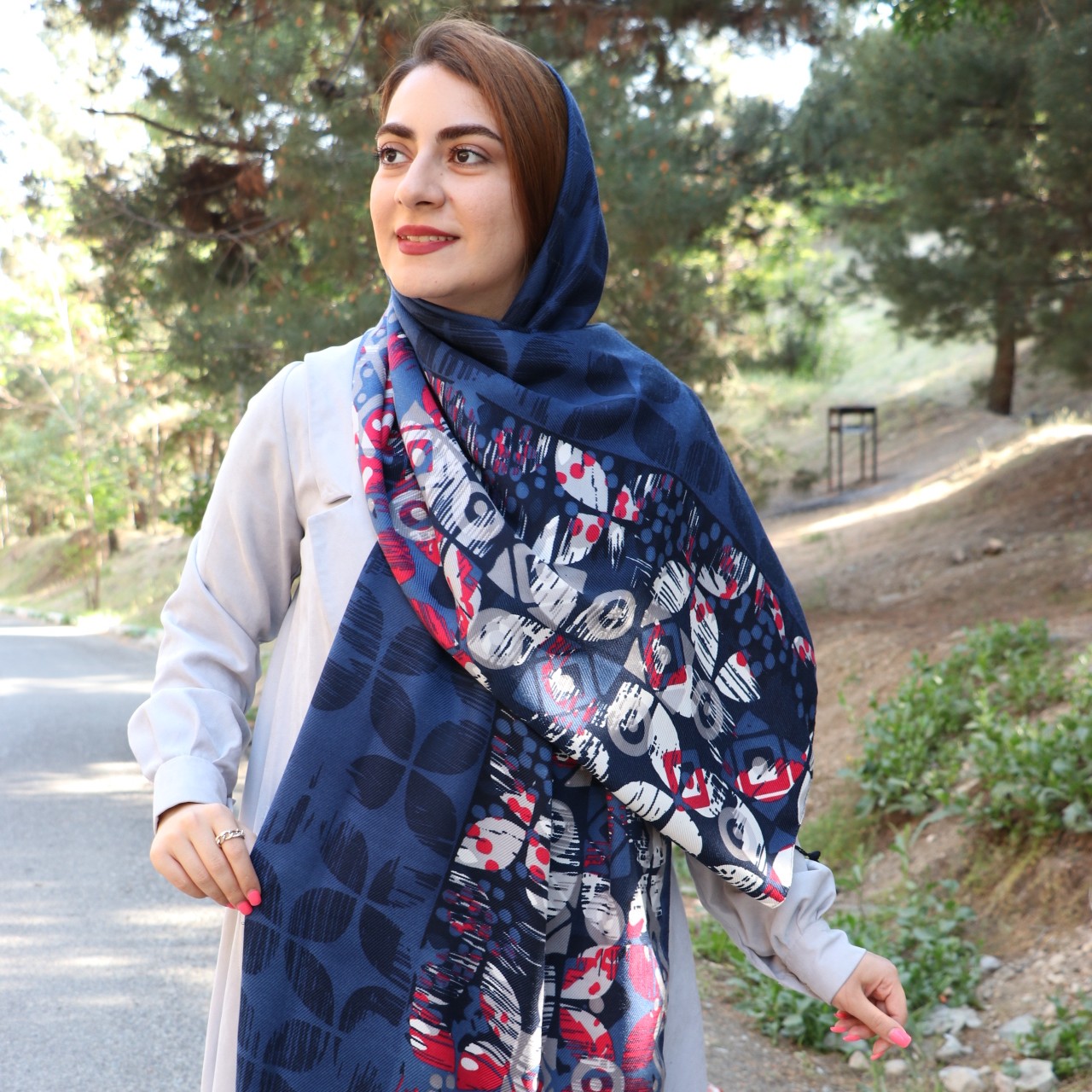 شال نخی ژاکارد منگوله دار آبی سرمه ای قواره دومتری دارای رنگ بندی و طرح های مختلف