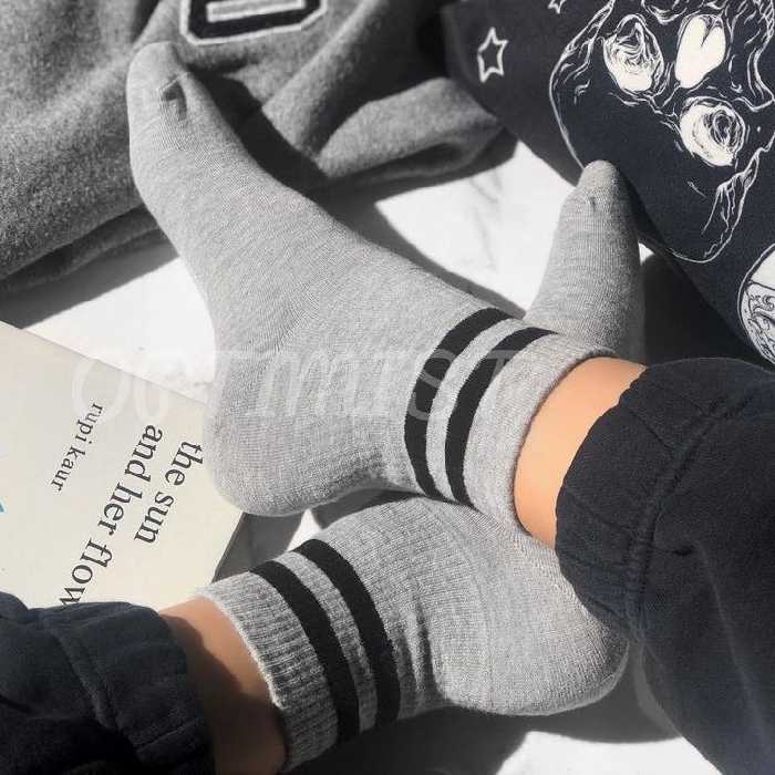 جوراب دوخط مشکی زمینه طوسی نیم ساق نخ پنبه