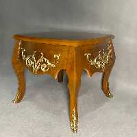 میز کنار مبلی چوبی قهوه ای برنزکوب مربع