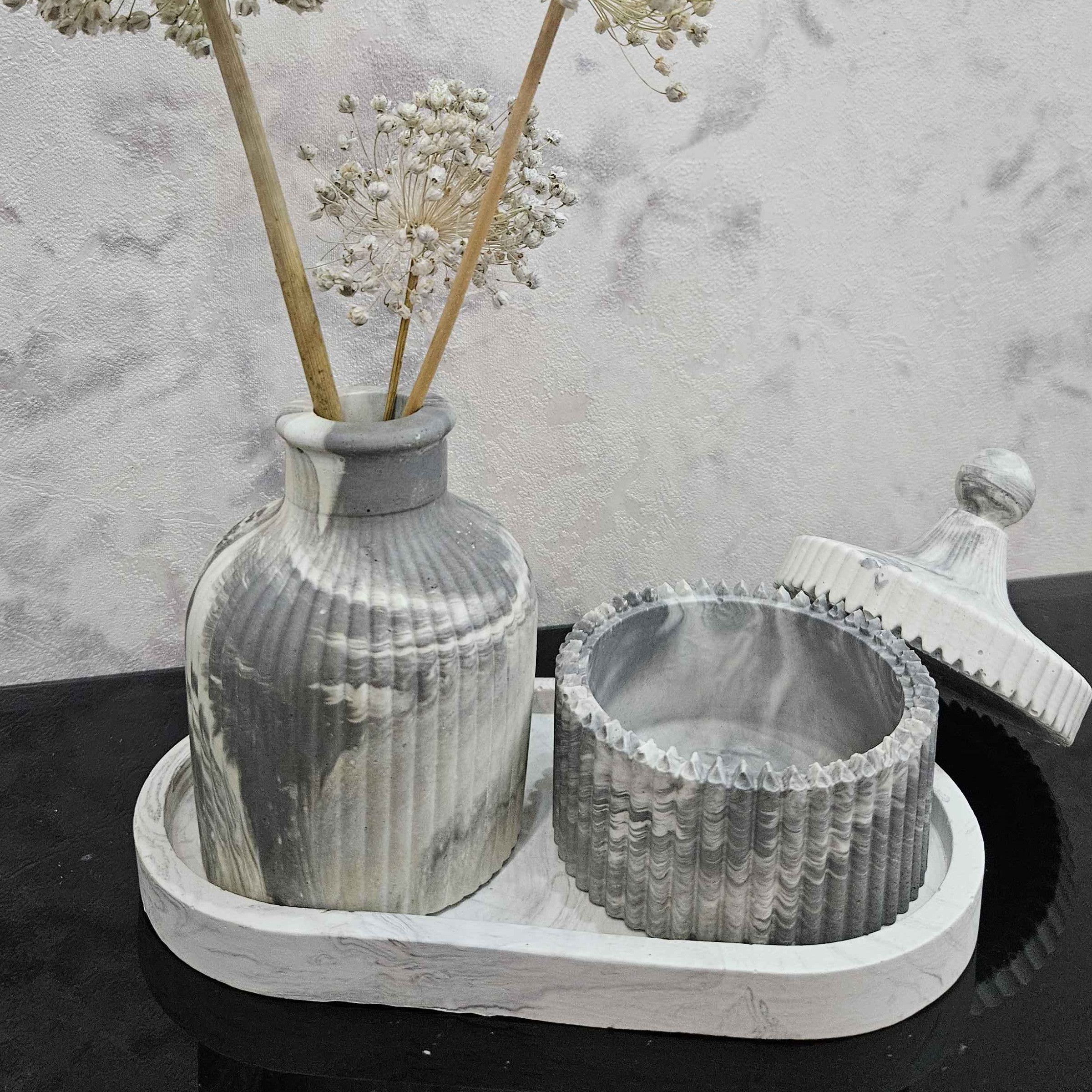 ست سینی قندان و گلدان شیاردار سفید طوسی جنس سنگ مصنوعی ارتفاع گلدان 10 سانت