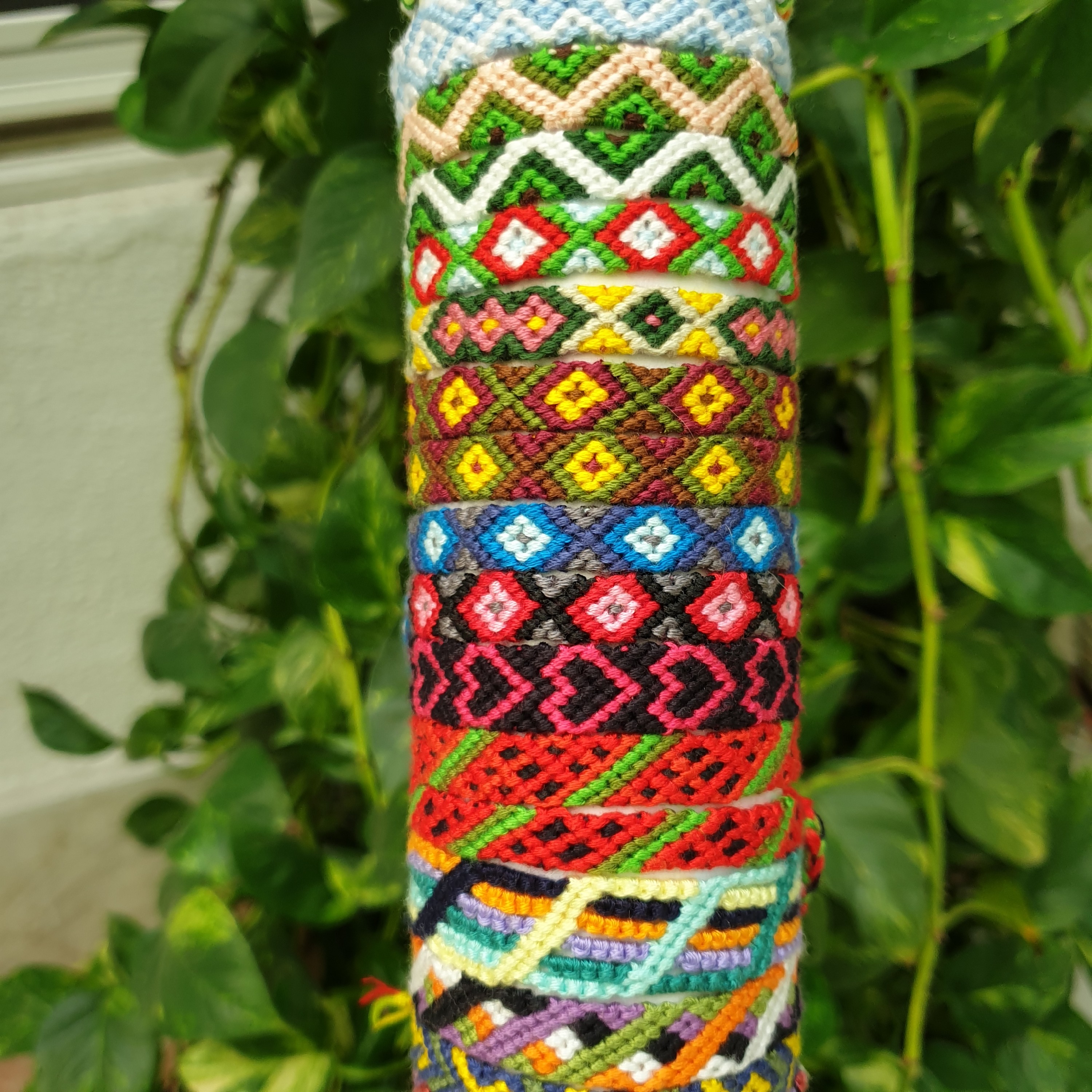 دستبند دستبافت طرح  مختلف