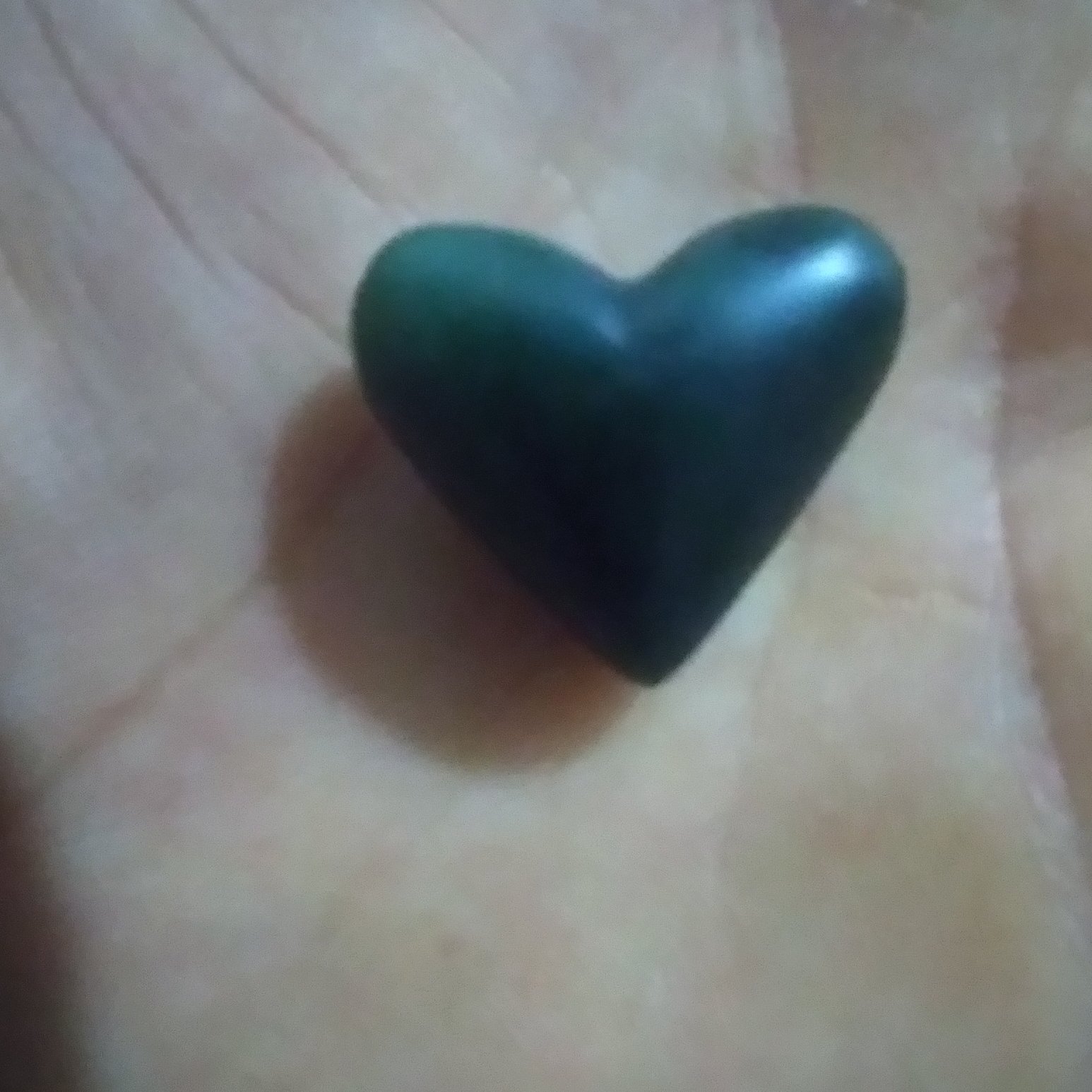 قلب.  تراش.  عقیق سبز.   سوراخ کاری میشود