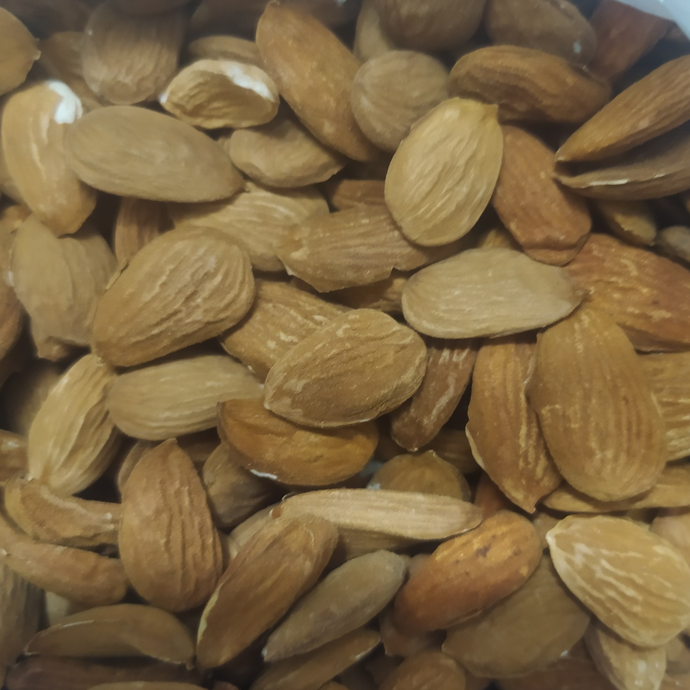 مغز بادام سنگی شیرین و درجه یک.محصول بوانات .دربسته های 500گرمی