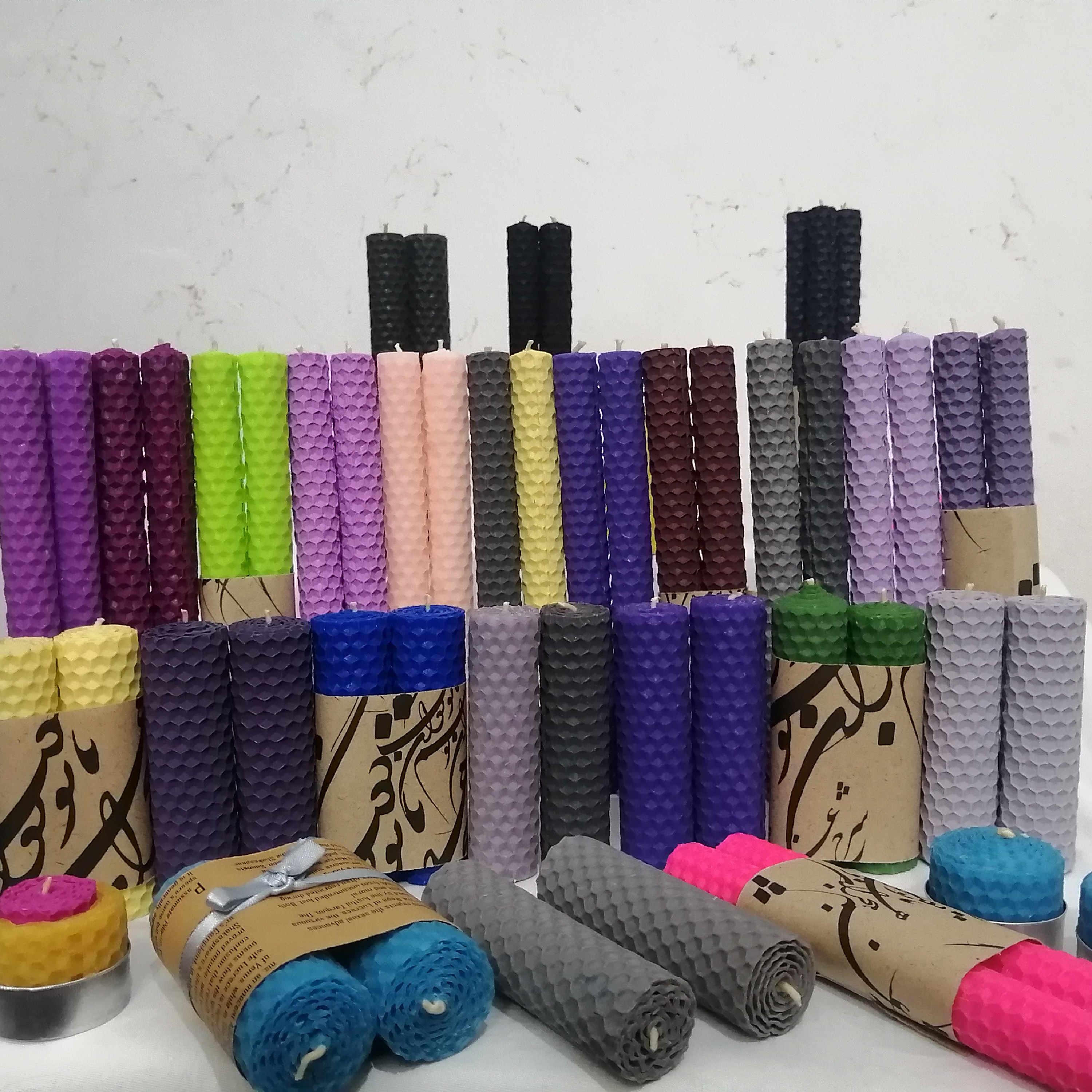 شمع موم عسل دست ساز  با کلی رنگ و سایز های مختلف 